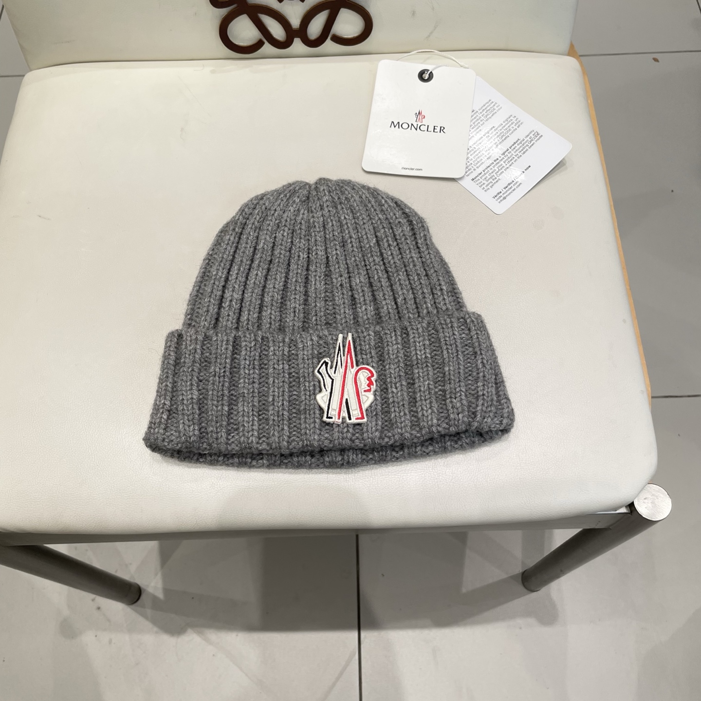 MONCLER蒙口🎩针织毛线帽，附带二维码，好品质高端大气，超柔软！超火爆💖质感很赞，出街超好搭配！时尚