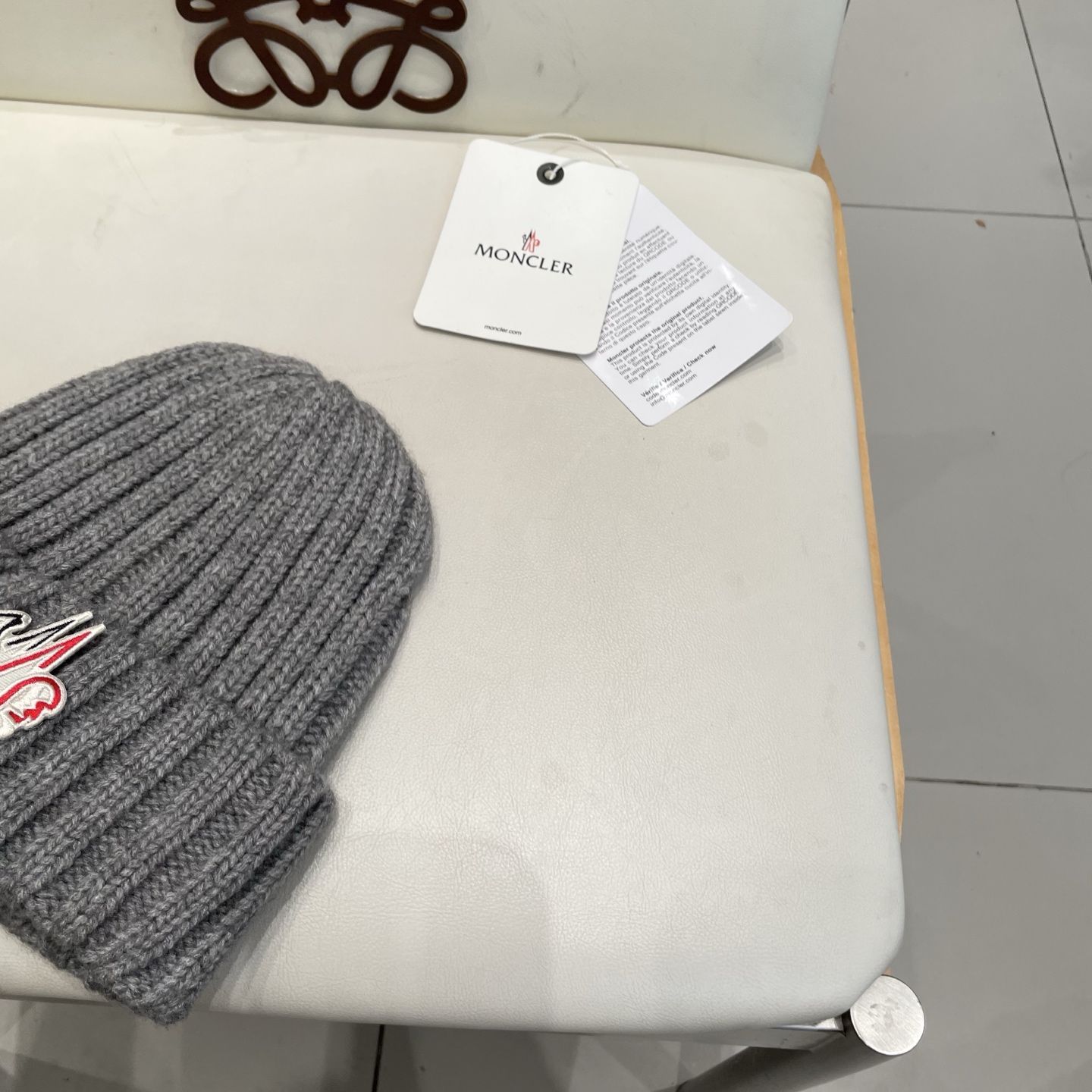 MONCLER蒙口🎩针织毛线帽，附带二维码，好品质高端大气，超柔软！超火爆💖质感很赞，出街超好搭配！时尚