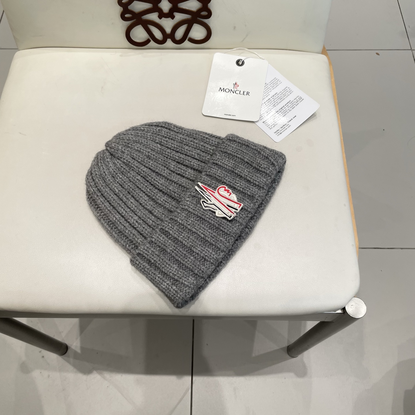 MONCLER蒙口🎩针织毛线帽，附带二维码，好品质高端大气，超柔软！超火爆💖质感很赞，出街超好搭配！时尚