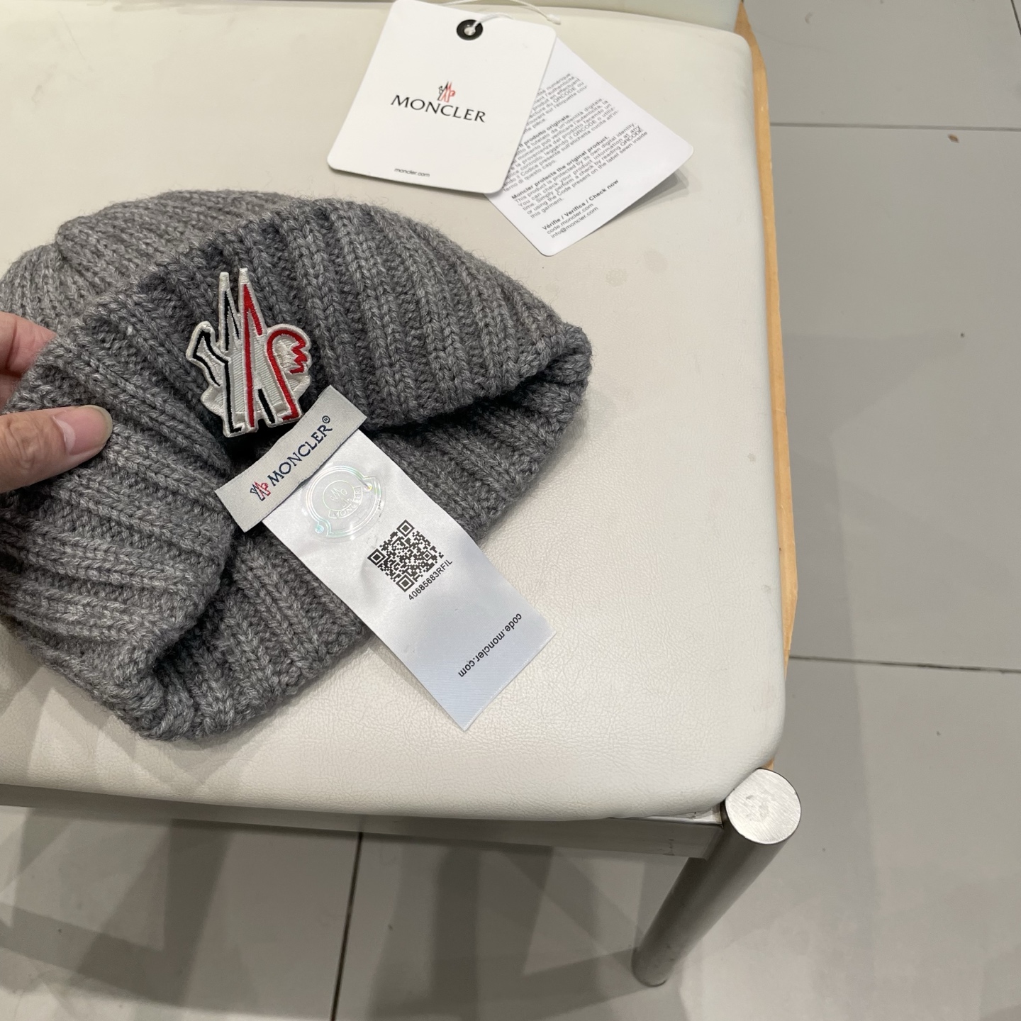 MONCLER蒙口🎩针织毛线帽，附带二维码，好品质高端大气，超柔软！超火爆💖质感很赞，出街超好搭配！时尚