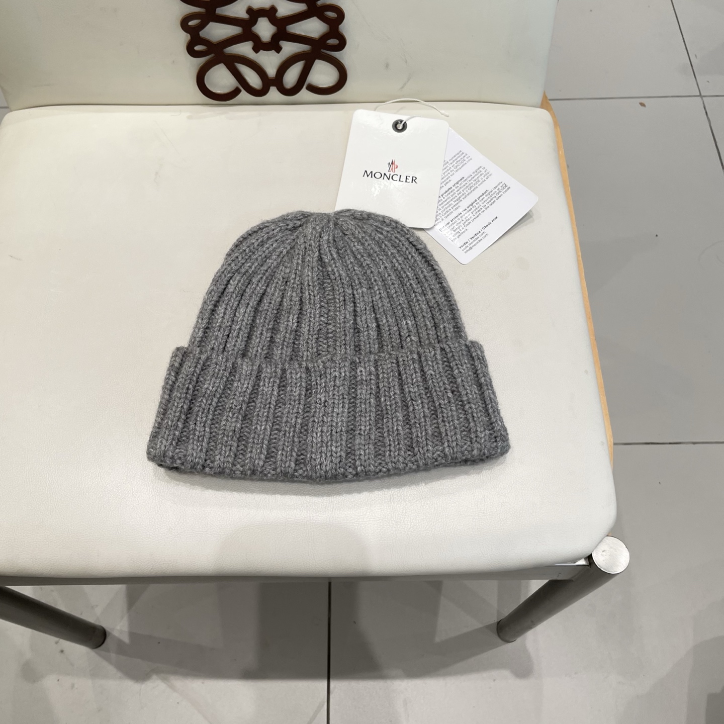 MONCLER蒙口🎩针织毛线帽，附带二维码，好品质高端大气，超柔软！超火爆💖质感很赞，出街超好搭配！时尚