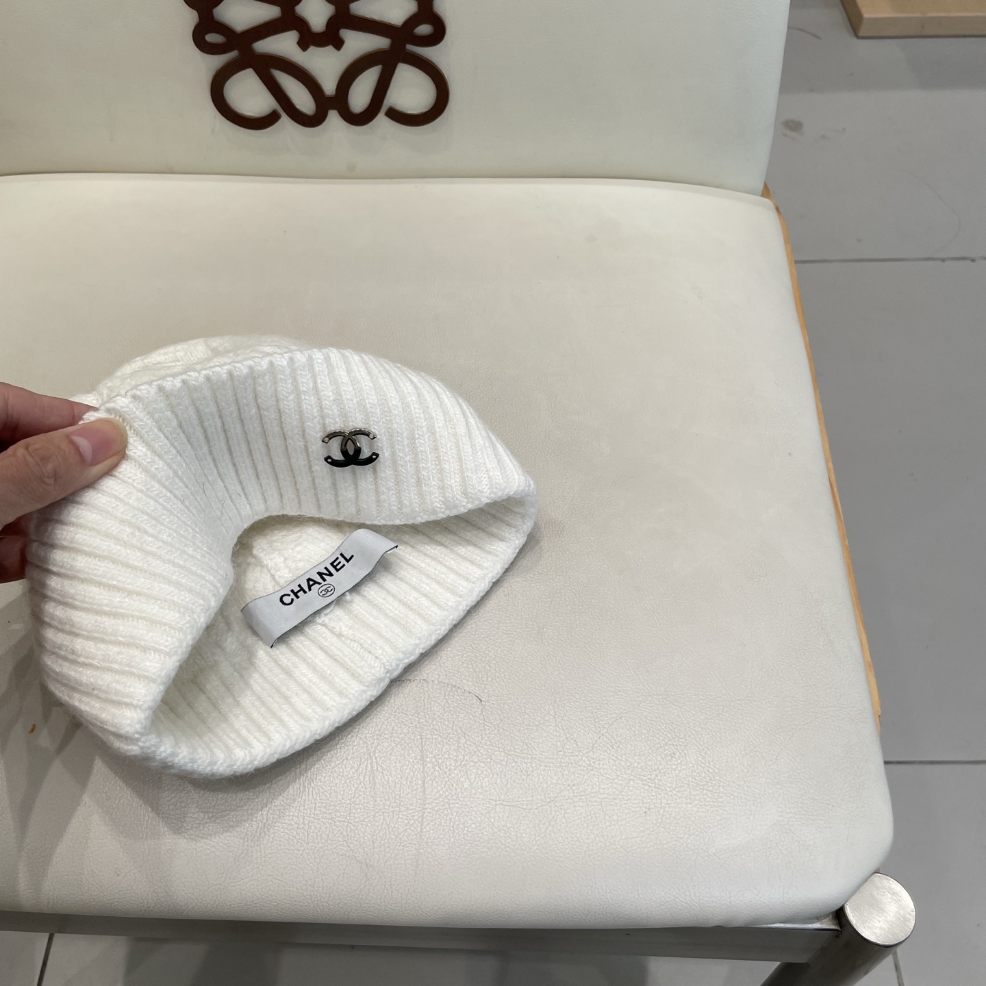  蒙口MONCLER针织百分之30兔羊+百分之70 毛毛线帽
超经典不过时的一款秋冬冷帽🥶
懂货的小姐姐