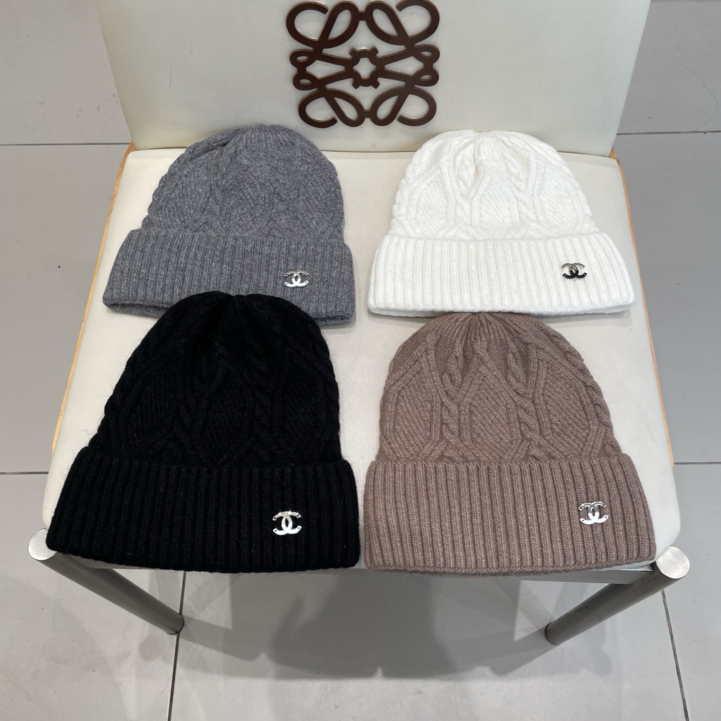  蒙口MONCLER针织百分之30兔羊+百分之70 毛毛线帽
超经典不过时的一款秋冬冷帽🥶
懂货的小姐姐