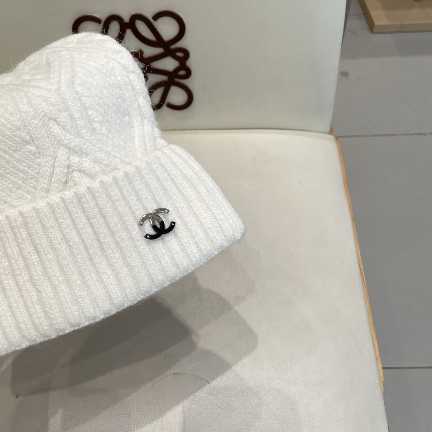  蒙口MONCLER针织百分之30兔羊+百分之70 毛毛线帽
超经典不过时的一款秋冬冷帽🥶
懂货的小姐姐