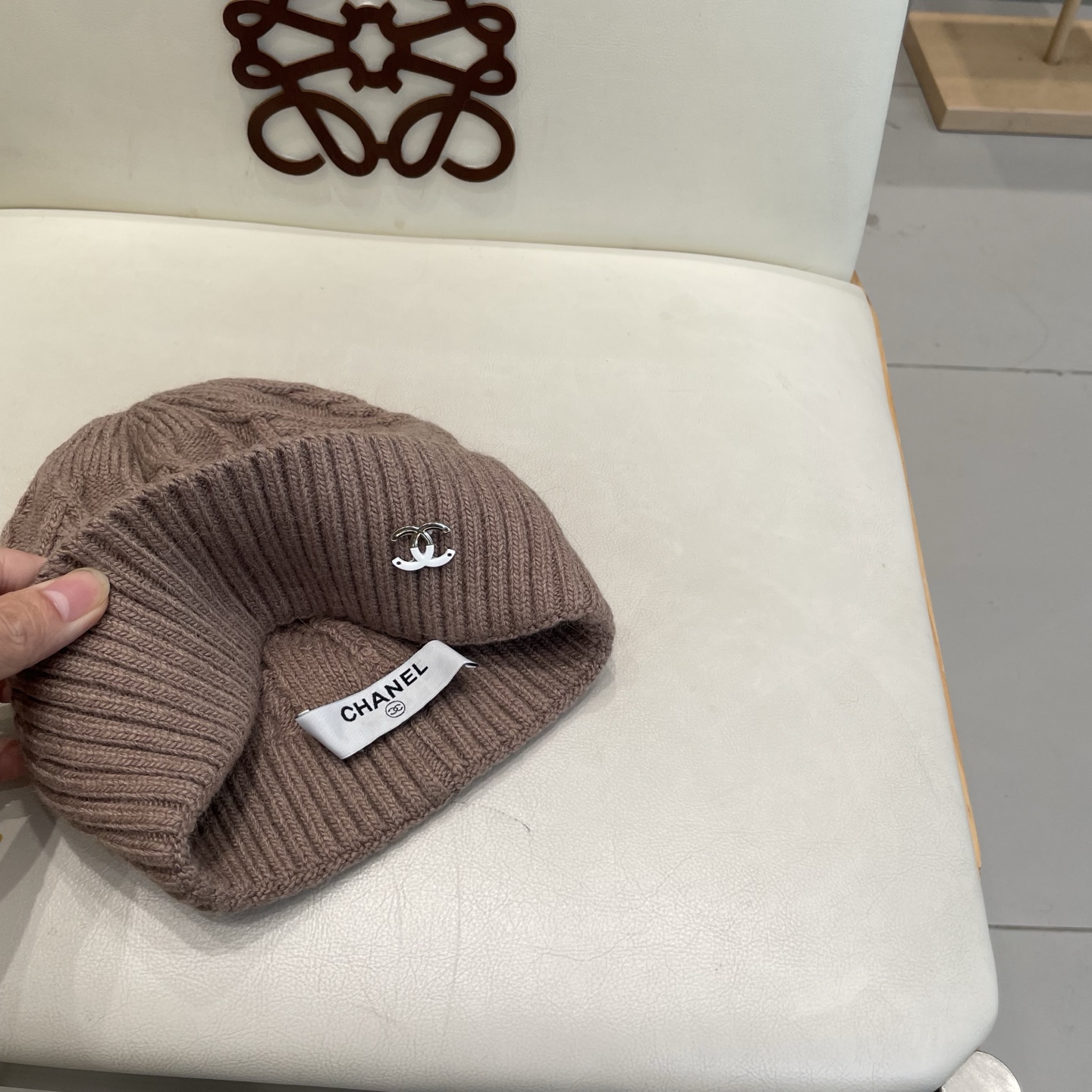  蒙口MONCLER针织百分之30兔羊+百分之70 毛毛线帽
超经典不过时的一款秋冬冷帽🥶
懂货的小姐姐