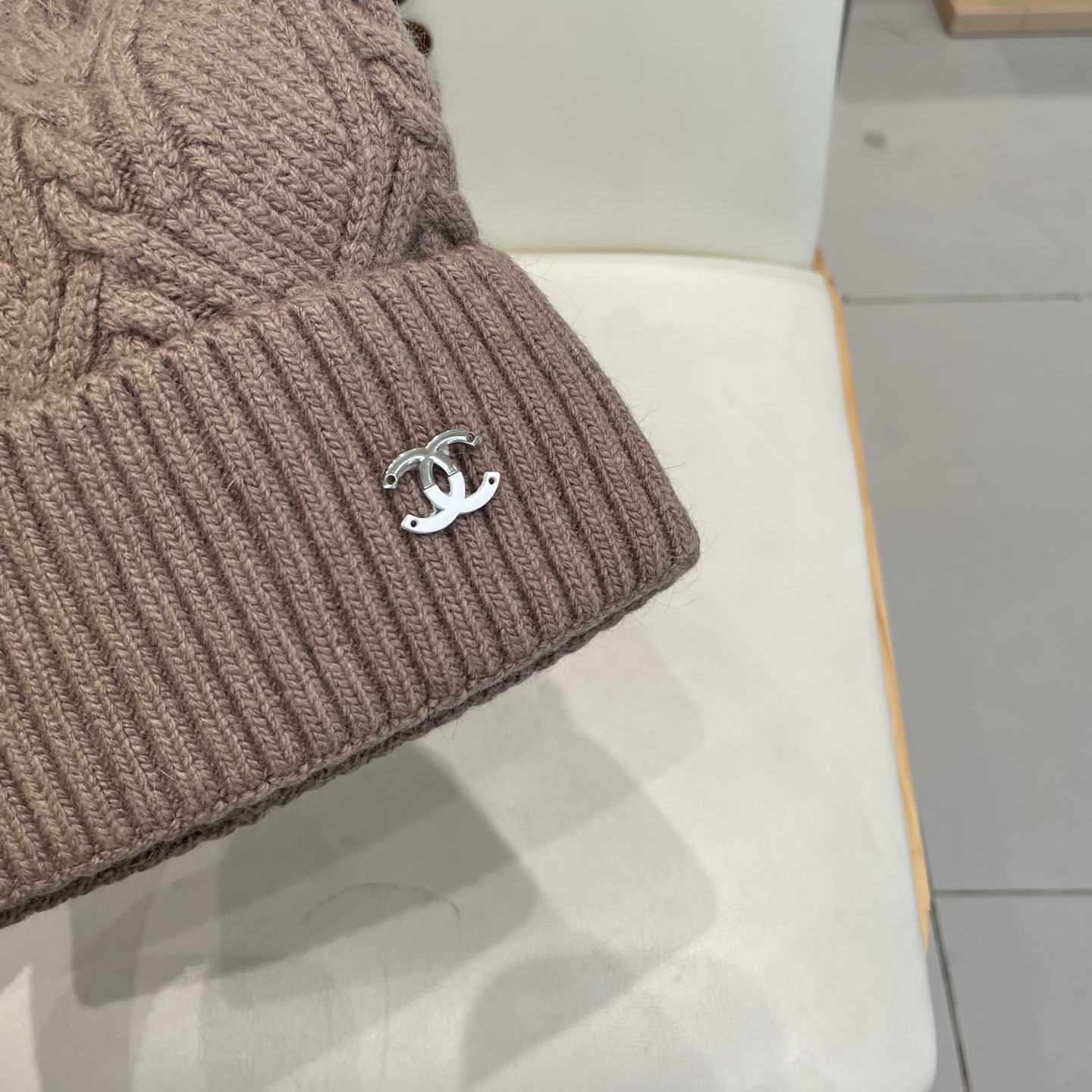  蒙口MONCLER针织百分之30兔羊+百分之70 毛毛线帽
超经典不过时的一款秋冬冷帽🥶
懂货的小姐姐