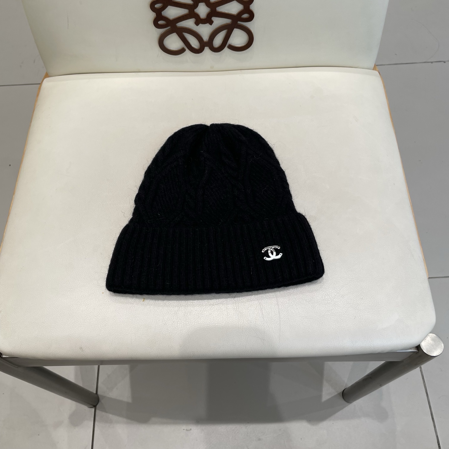 NO:579930,Moncler MONCLER knitted 30% rabbit + 70% wool beanie. A super classic and timeless autumn and winter cold hat. A must-have for girls who know their stuff. There are many versions in the hat quality market. Only this one has always stood up. The top is really good-looking. The body of the hat does not cut corners at all. 30% rabbit hair and 70% wool. A great hat with a great texture. Fisherman hat, baseball cap, knitted hat, hat, Moncler, espadrilles, hats19860909蒙口MONCLER针织百分之30兔羊+百分之70 毛毛线帽 超经典不过时的一款秋冬冷帽 懂货的小姐姐必入款,帽型质量市场都有超多版本 唯有这款一直屹立不倒,上头真心好看,帽身一点都不偷工减料,30兔毛70羊毛,质感嘎嘎的好帽子渔夫帽棒球帽针织帽,帽子,Moncler,espadrilles,hats,hat