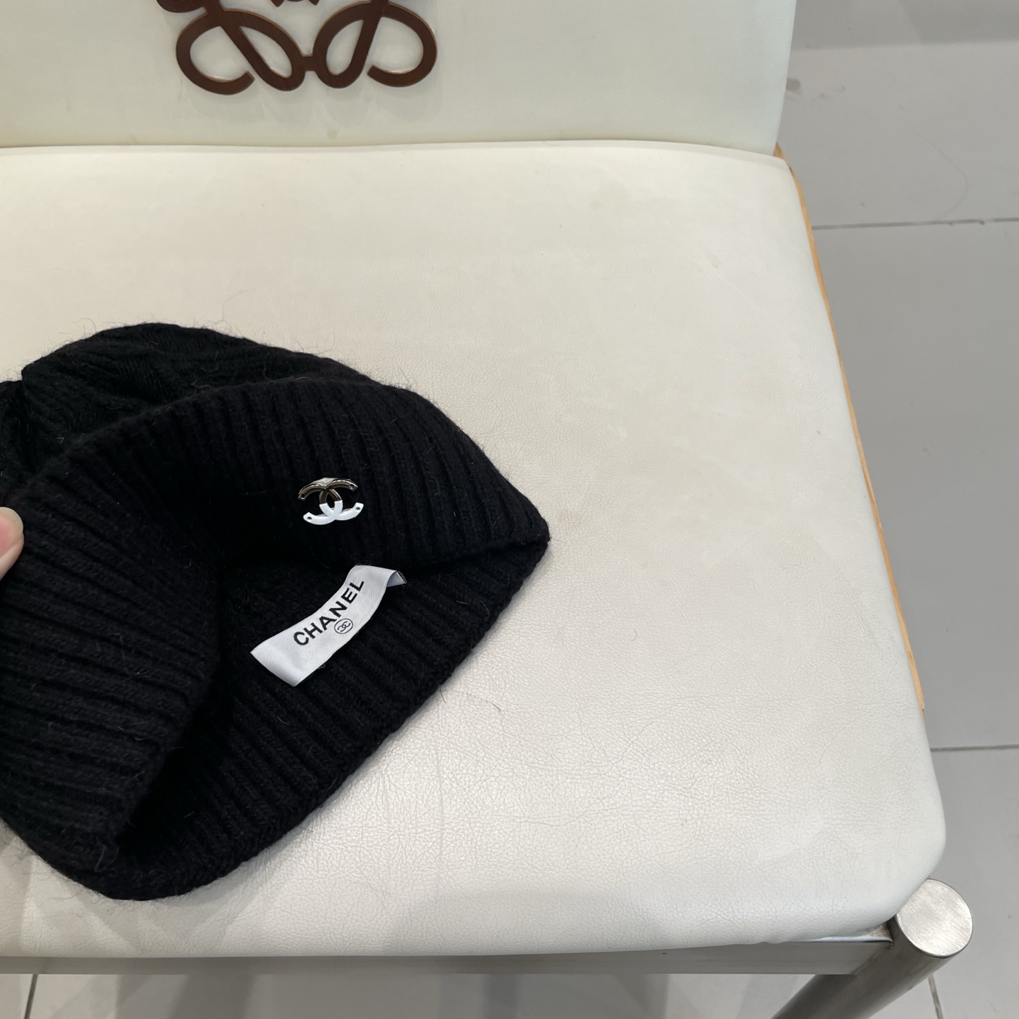  蒙口MONCLER针织百分之30兔羊+百分之70 毛毛线帽
超经典不过时的一款秋冬冷帽🥶
懂货的小姐姐