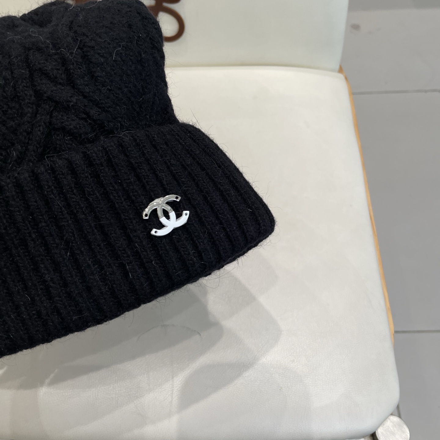  蒙口MONCLER针织百分之30兔羊+百分之70 毛毛线帽
超经典不过时的一款秋冬冷帽🥶
懂货的小姐姐