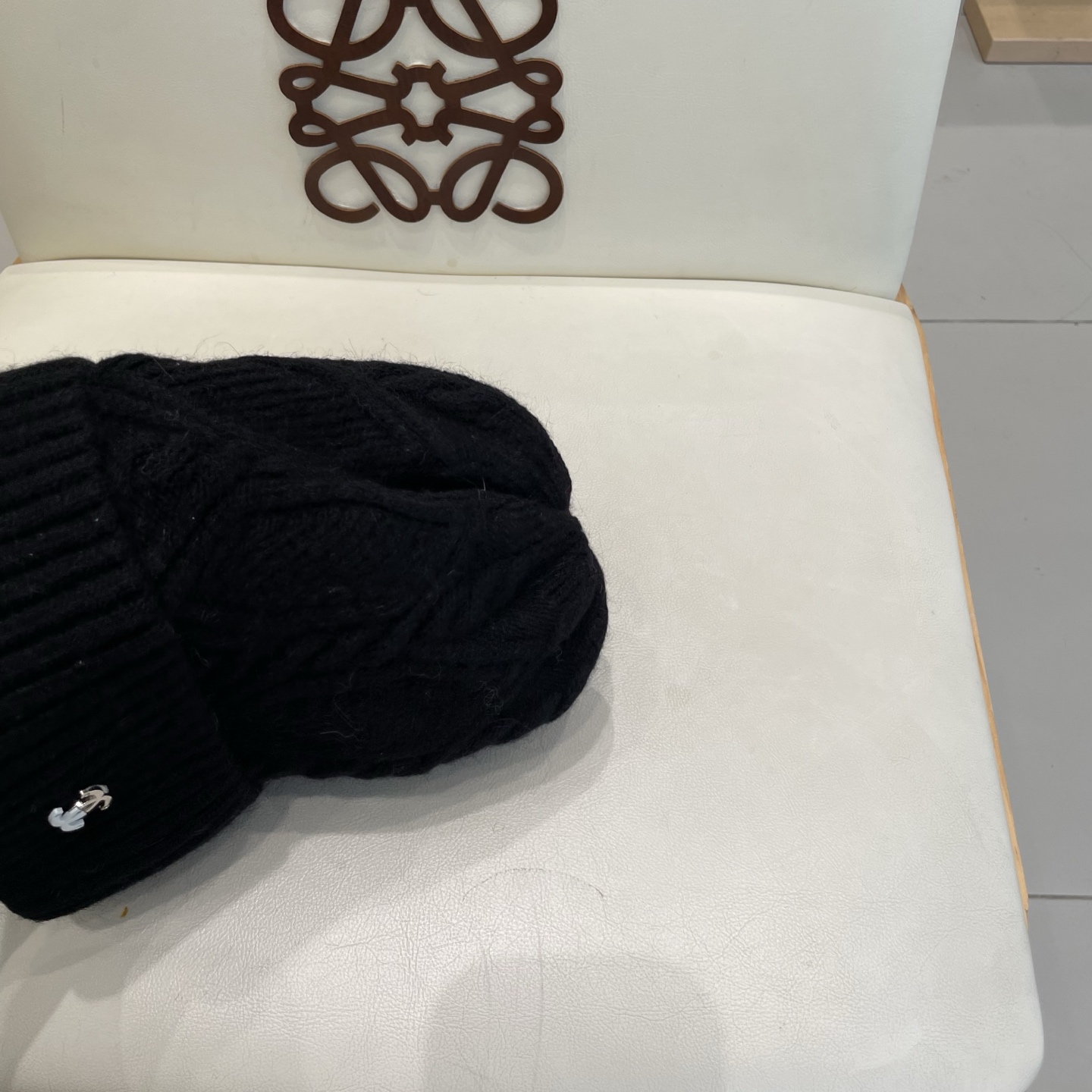  蒙口MONCLER针织百分之30兔羊+百分之70 毛毛线帽
超经典不过时的一款秋冬冷帽🥶
懂货的小姐姐