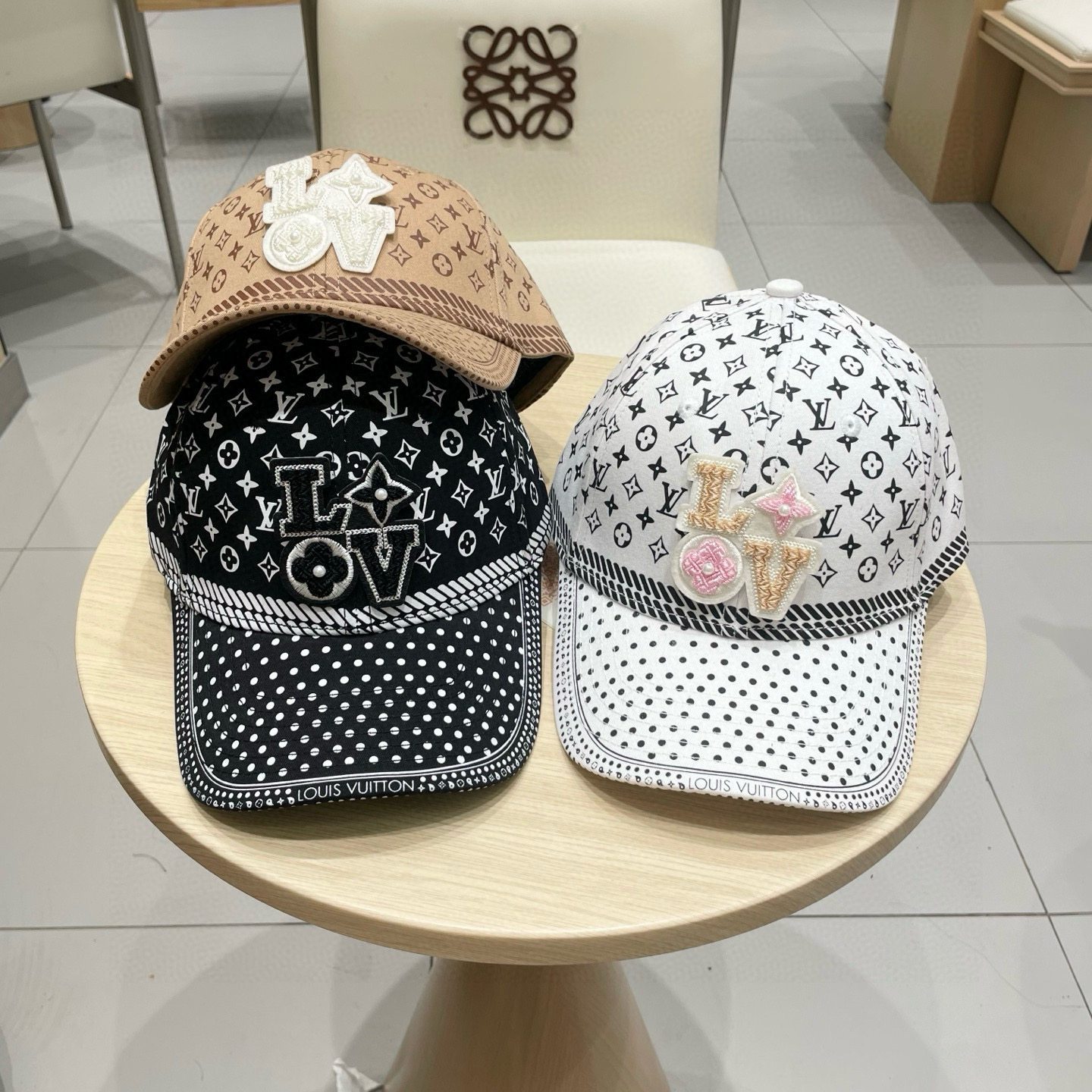 🧢路易威登棒球帽 LouisVuitton😍新款LV棒球帽，重工打造♥️高端大气，百搭款🤗男女通用！跑量
