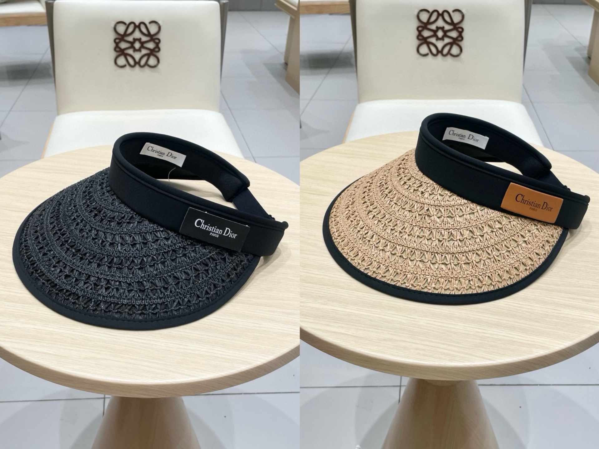 迪奥 Dior 春夏编织空顶草帽
那么多人喜欢不是没有原因的!!
好戴不勒头 发箍式的空顶帽
看上去小小