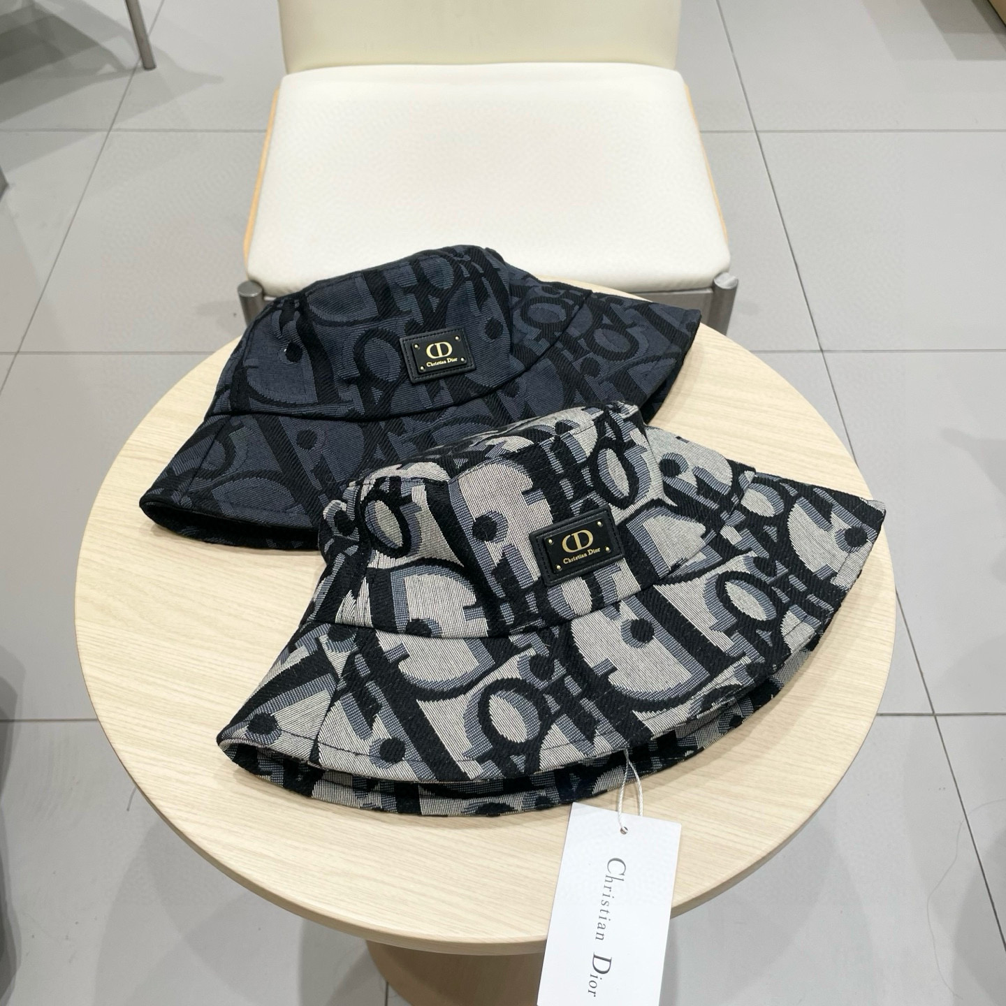 👒迪奥Dior👒 😍官网最新款满印迪奥logo渔夫帽，防晒指数超高，特别显脸小，有型不软塌，可随意折叠，
