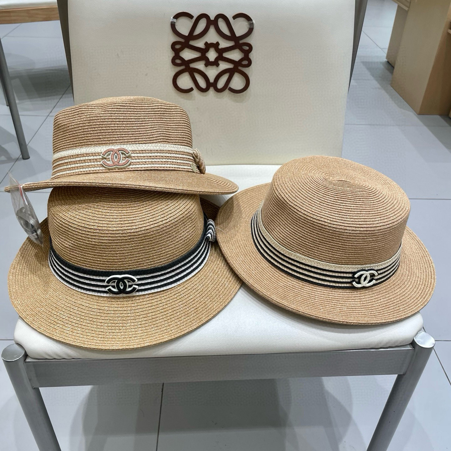  chanel香奈儿高端细辫平顶帽✨
气质名媛 很洋气的装饰带
高级感十足‼️