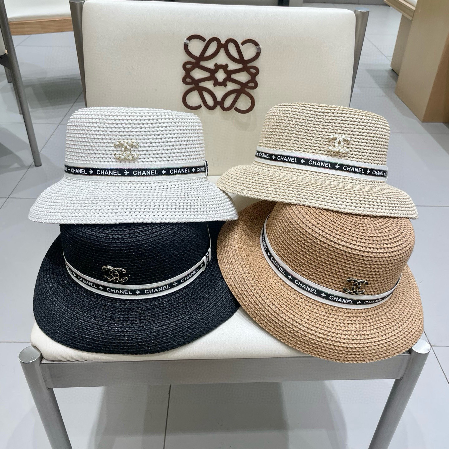  chanel 香奈儿✨
新款镂空草
编织灯罩帽~