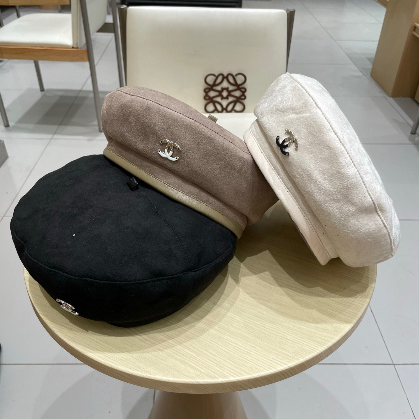  CHANEL香奈儿新款贝雷秋款帽🔸 节假日旅游带它出去美美哒❕  中古款哟.这种帽子不容易撞款 😬 现