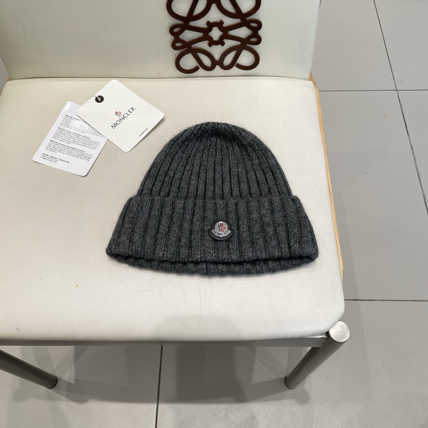   Moncler 蒙口秋冬款翻边羊毛针织毛线帽
高品质定制！这款必定是极简主义的最爱
干净，利索，时尚