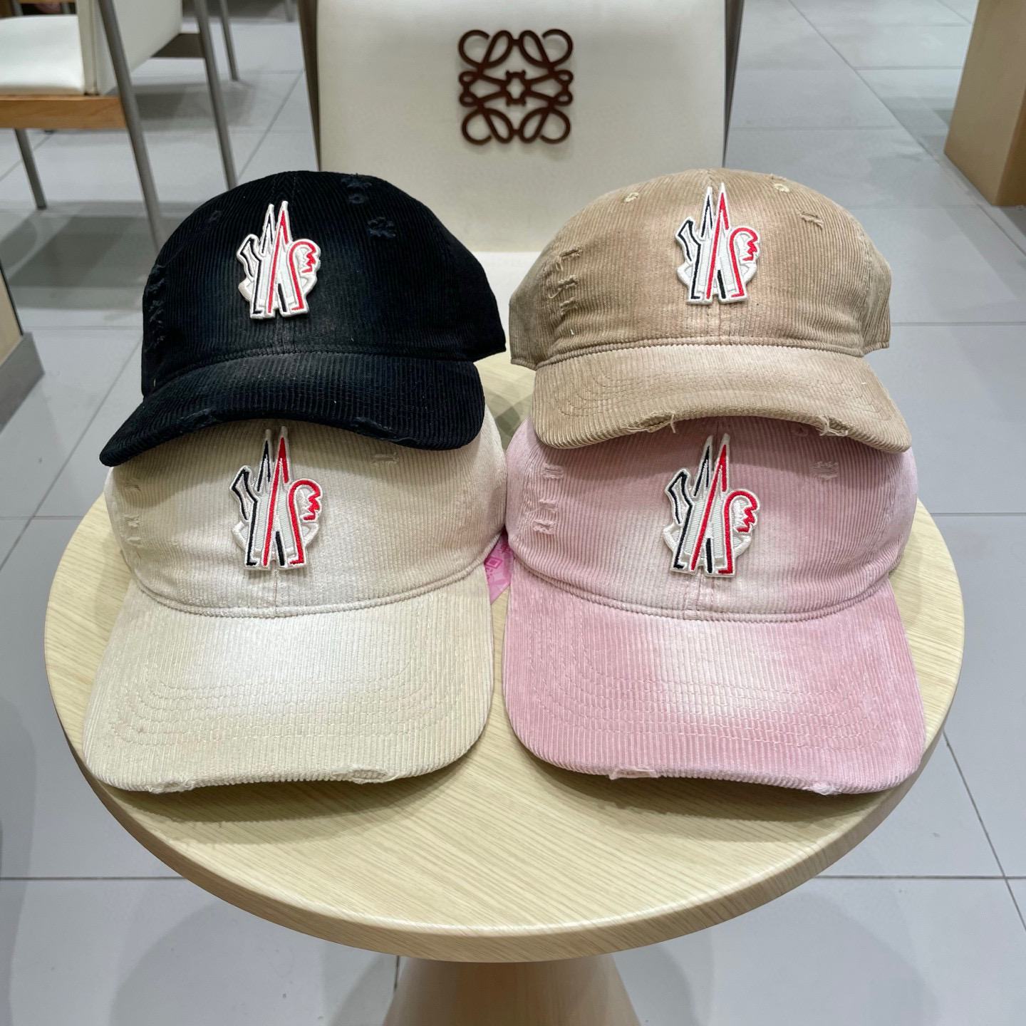   蒙口MONCLER 秋冬新款羊毛棒球帽，年轻时尚潮人穿搭色系，视觉效果超强，立体字母，好看有质感！