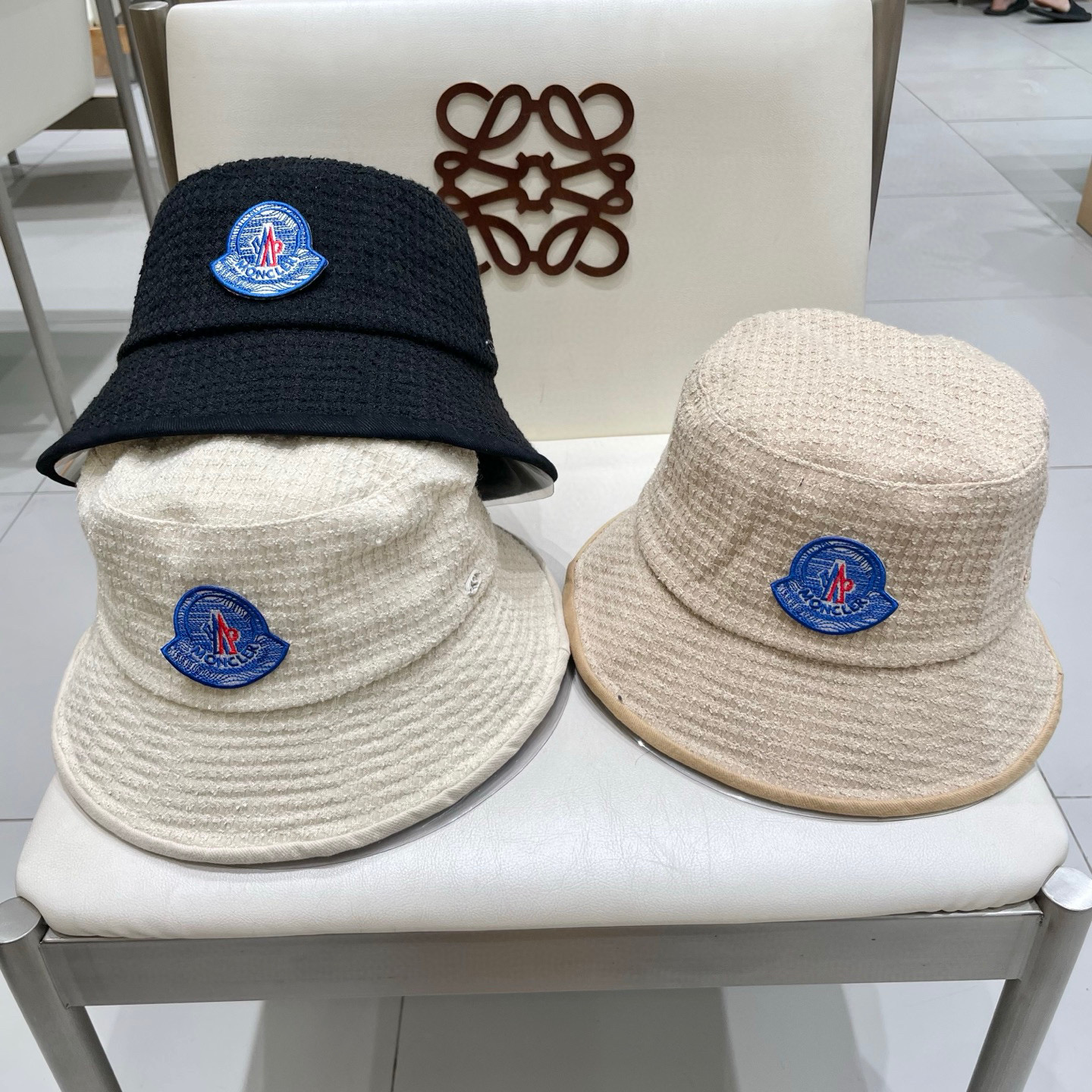   蒙口MONCLER 秋冬时尚简约2025新款小香风女士棉质帽子真丝棉衬里天鹅绒渔夫帽