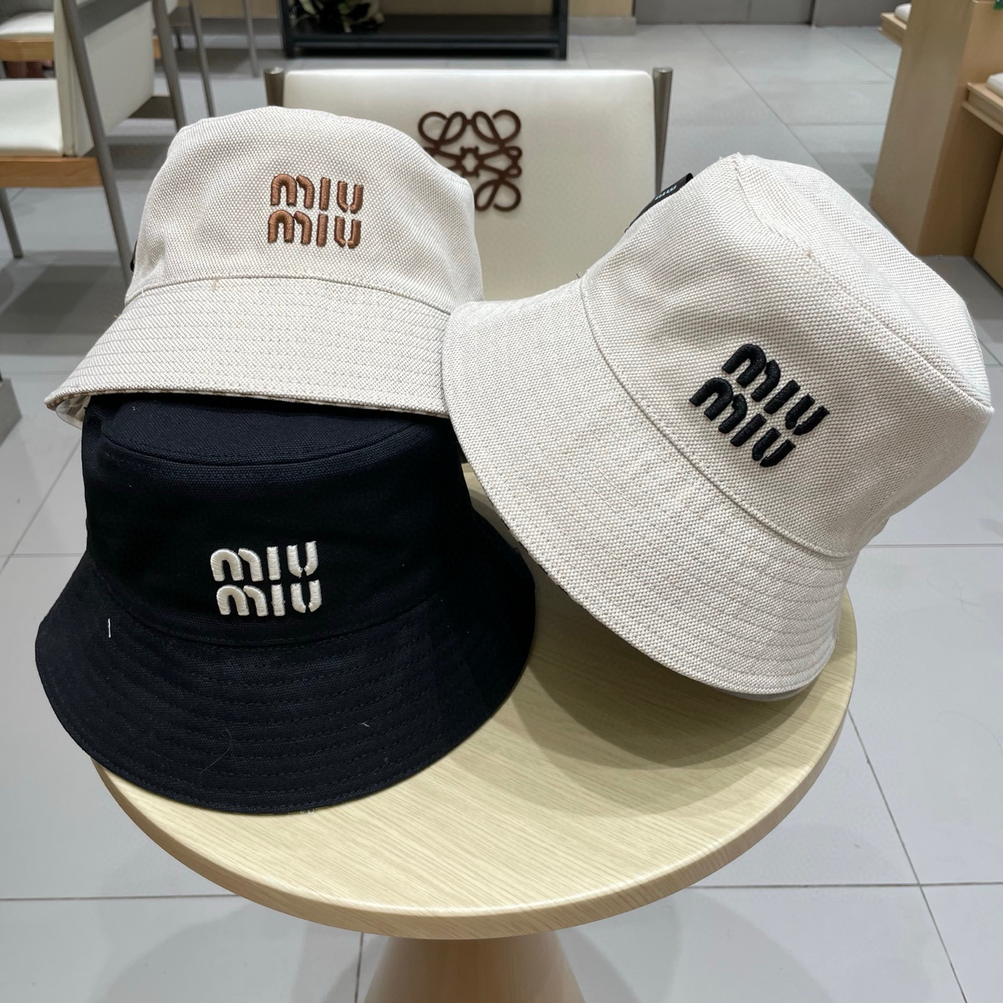 缪缪MIU  MIU～｜经典双面条纹渔夫帽👒
双面款 万年百搭的款式 
一年四季皆可戴