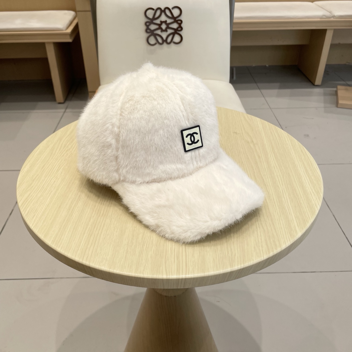  香奈儿CHANEL 新款棒球帽秋冬新款羊毛呢棒球帽
小香风标志 帽型特别好，面料是很赞，
机场街拍必备