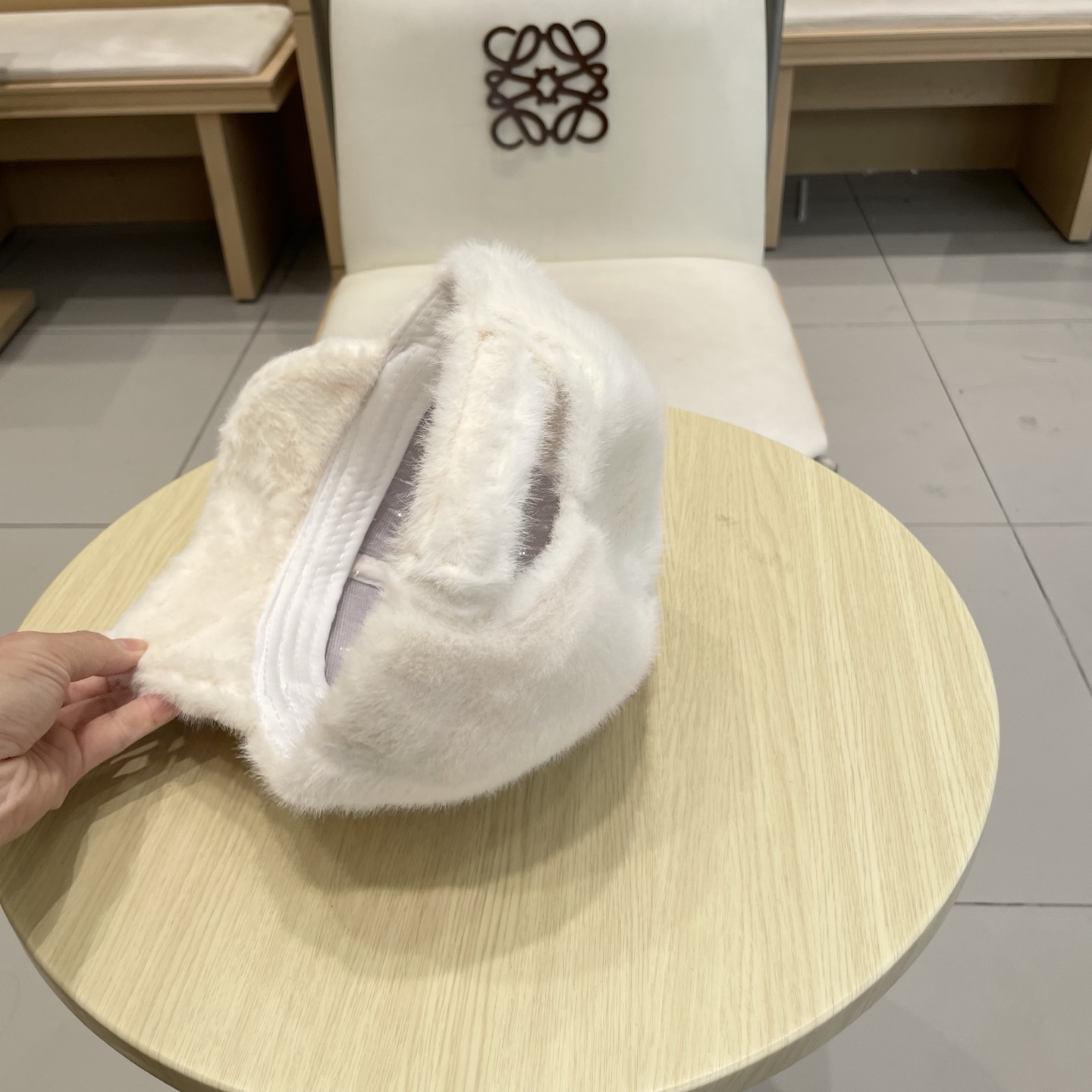  香奈儿CHANEL 新款棒球帽秋冬新款羊毛呢棒球帽
小香风标志 帽型特别好，面料是很赞，
机场街拍必备