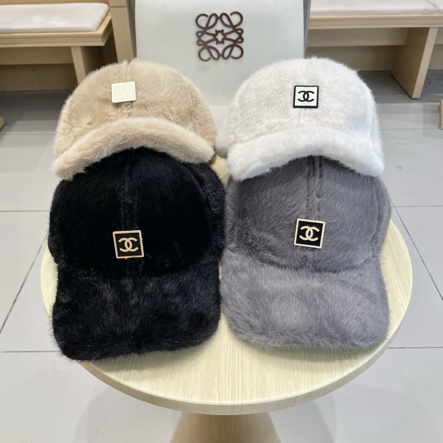  香奈儿CHANEL 新款棒球帽秋冬新款羊毛呢棒球帽
小香风标志 帽型特别好，面料是很赞，
机场街拍必备