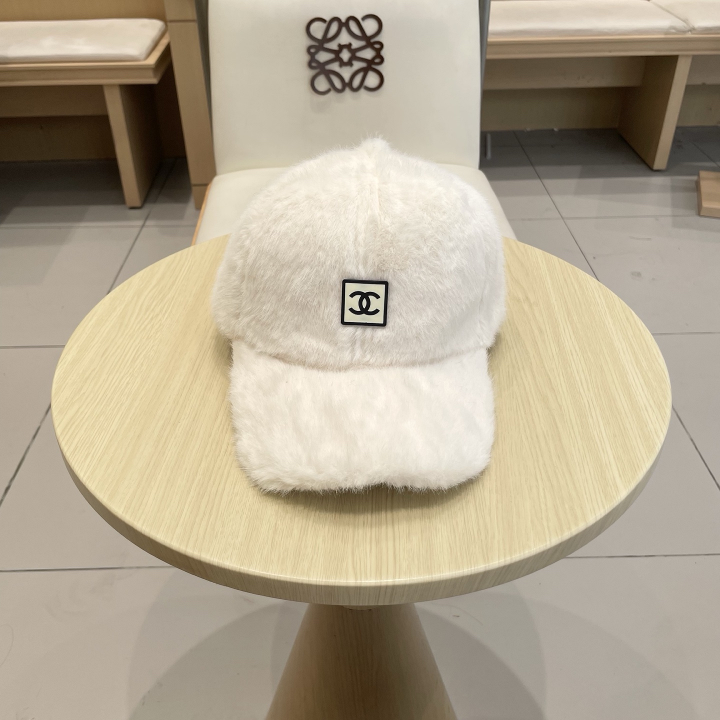 NO:670788,Chanel CHANEL new baseball cap autumn and winter new woolen baseball cap with small fragrance logo. The shape of the hat is very good, the fabric is great, a must-have for airport street photography, the same style for men and women!  Head circumference: 56-58, hats, bucket hats, baseball caps, knitted hats, hats, chanel, chanel, espadrilles, hats19860909香奈儿CHANEL 新款棒球帽秋冬新款羊毛呢棒球帽 小香风标志 帽型特别好,面料是很赞, 机场街拍必备,男女同款！ 头围:56-58均可帽子渔夫帽棒球帽针织帽,帽子,chanel,chanel,espadrilles,hats,hat