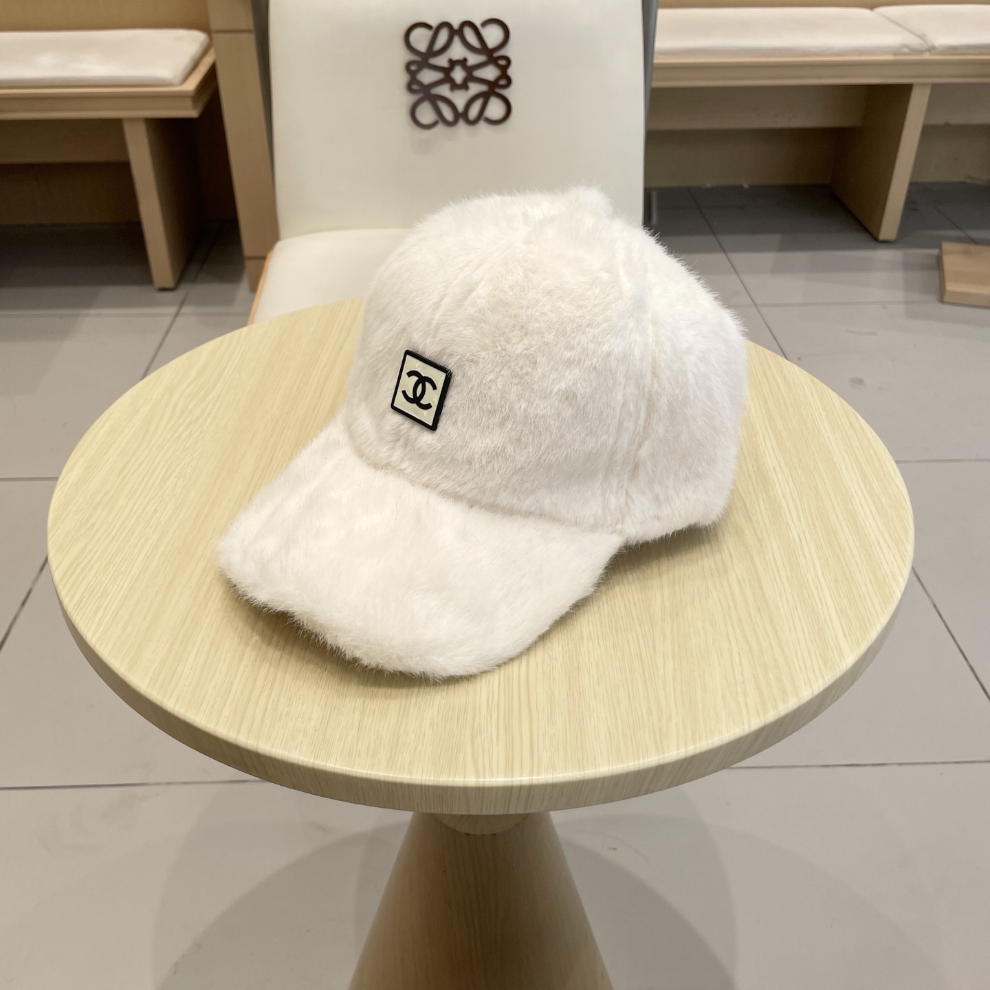  香奈儿CHANEL 新款棒球帽秋冬新款羊毛呢棒球帽
小香风标志 帽型特别好，面料是很赞，
机场街拍必备