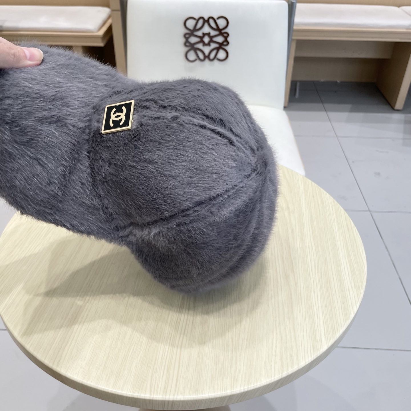  香奈儿CHANEL 新款棒球帽秋冬新款羊毛呢棒球帽
小香风标志 帽型特别好，面料是很赞，
机场街拍必备