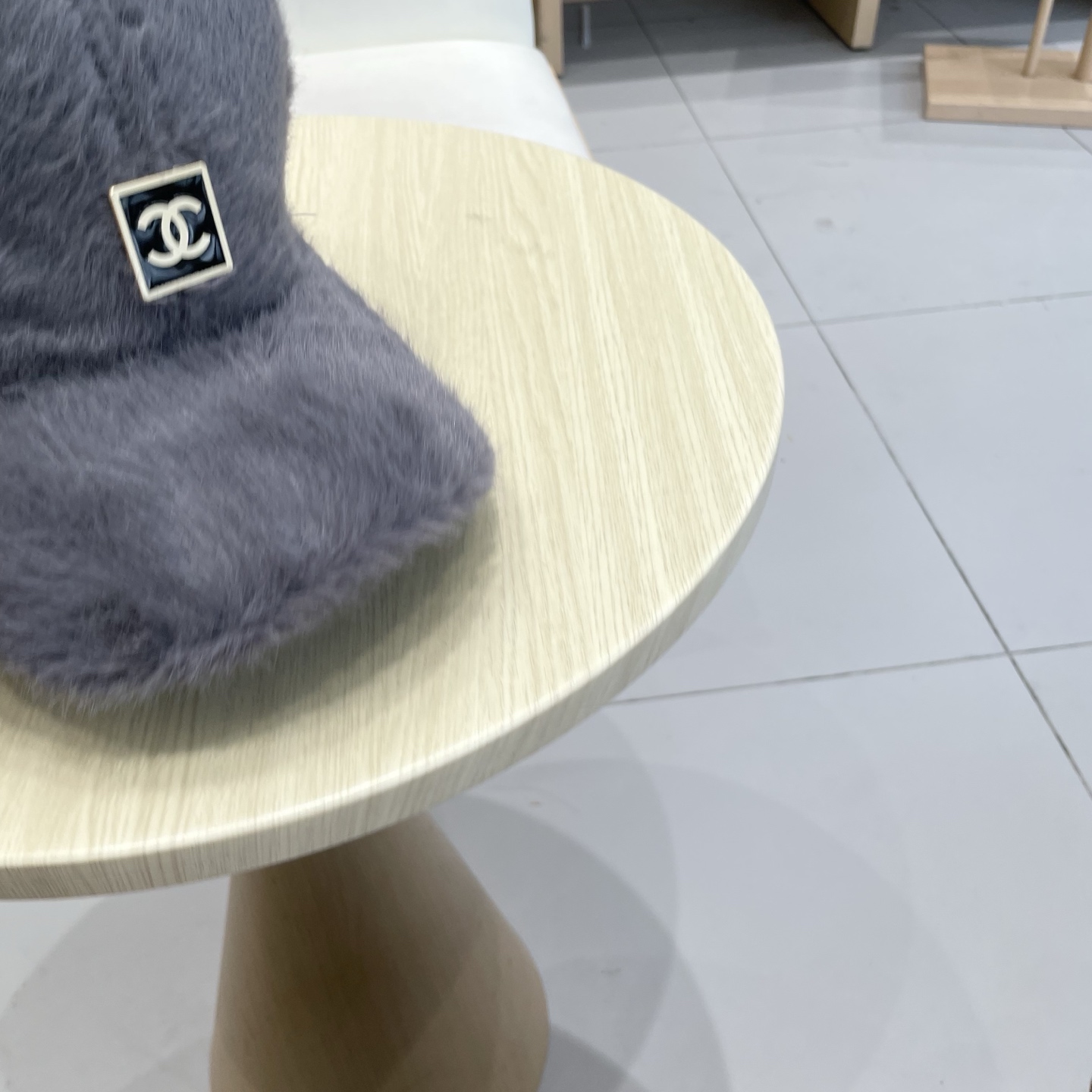  香奈儿CHANEL 新款棒球帽秋冬新款羊毛呢棒球帽
小香风标志 帽型特别好，面料是很赞，
机场街拍必备