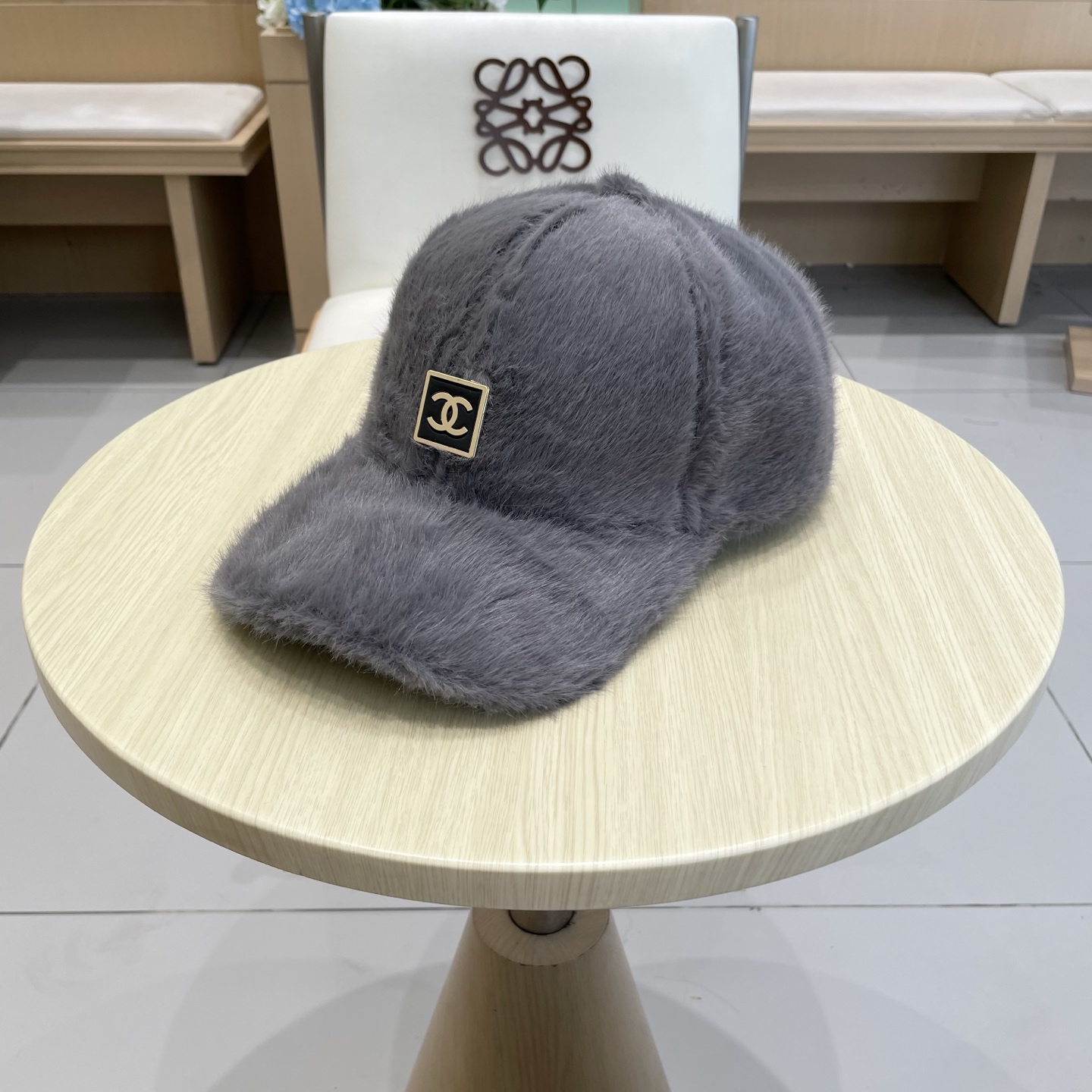  香奈儿CHANEL 新款棒球帽秋冬新款羊毛呢棒球帽
小香风标志 帽型特别好，面料是很赞，
机场街拍必备