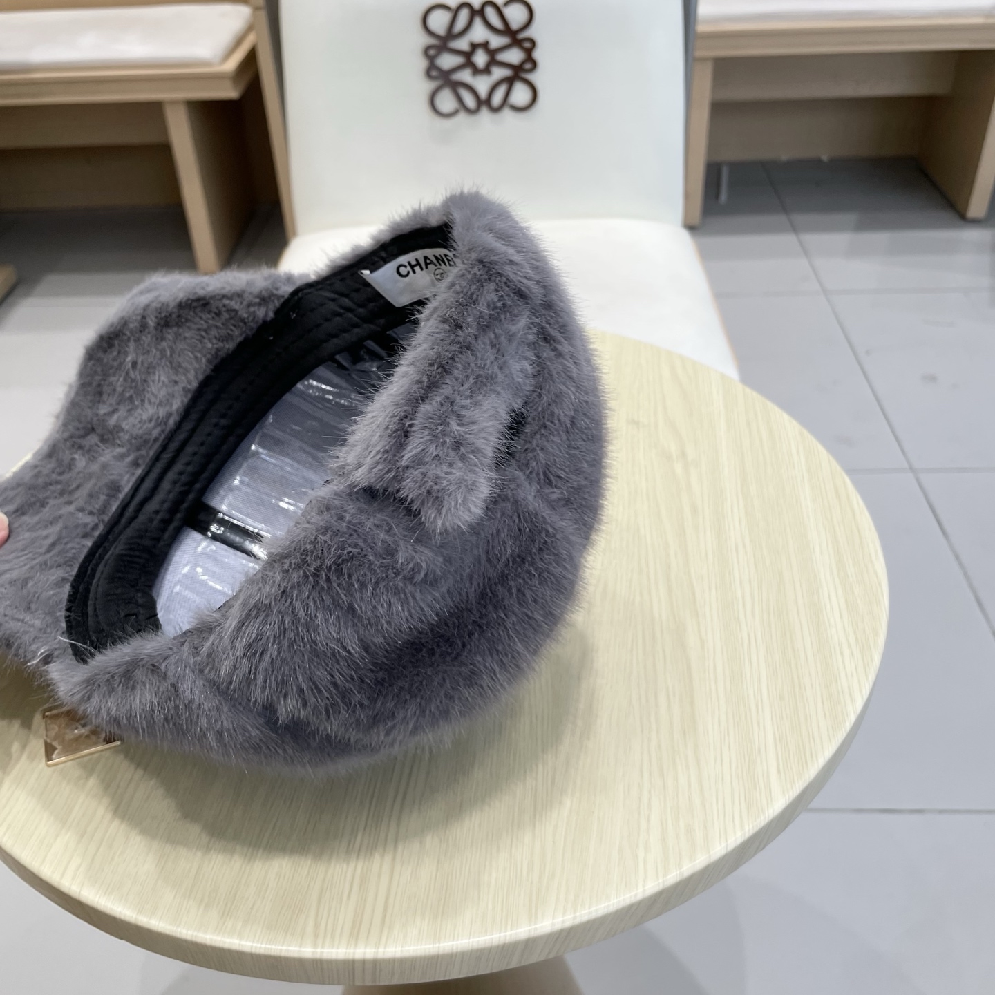  香奈儿CHANEL 新款棒球帽秋冬新款羊毛呢棒球帽
小香风标志 帽型特别好，面料是很赞，
机场街拍必备