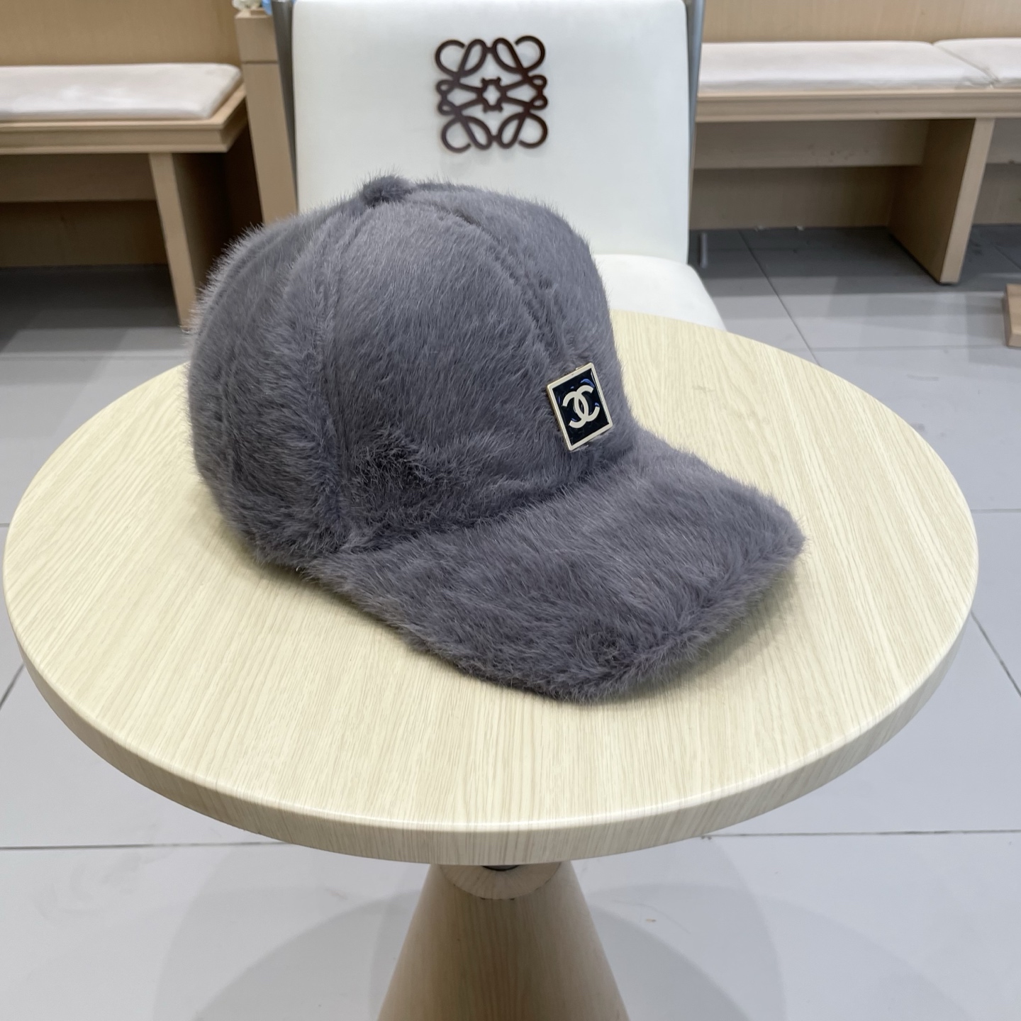  香奈儿CHANEL 新款棒球帽秋冬新款羊毛呢棒球帽
小香风标志 帽型特别好，面料是很赞，
机场街拍必备