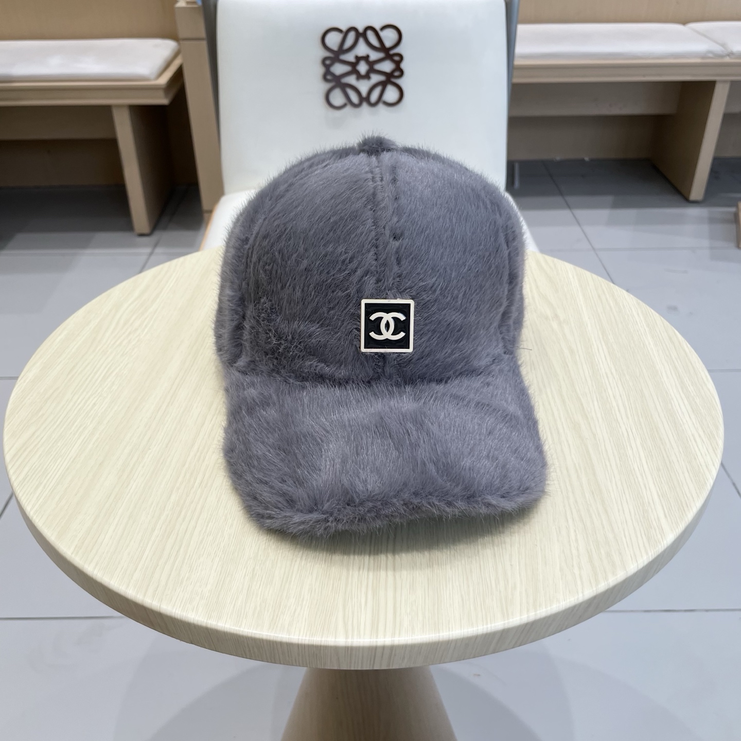  香奈儿CHANEL 新款棒球帽秋冬新款羊毛呢棒球帽
小香风标志 帽型特别好，面料是很赞，
机场街拍必备