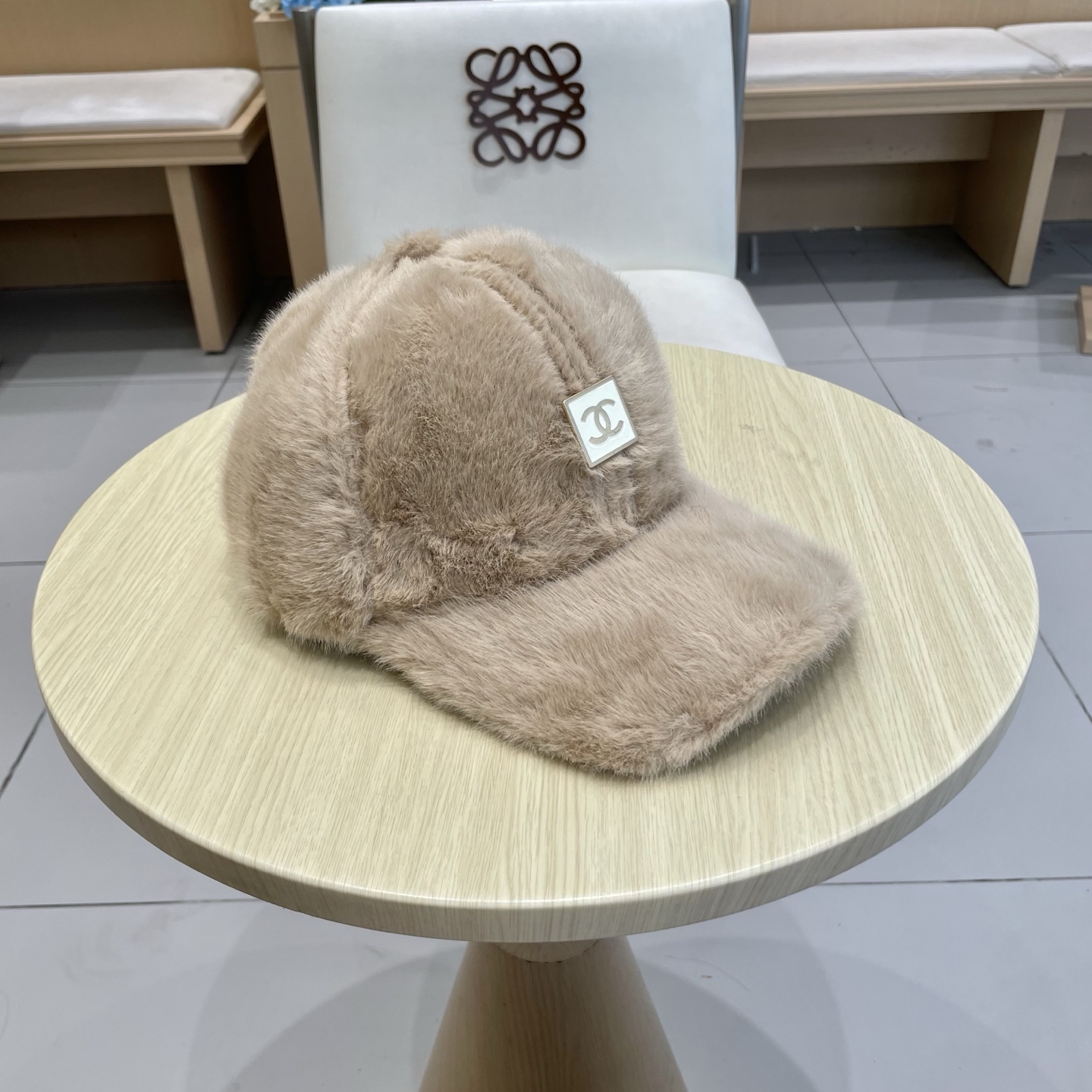  香奈儿CHANEL 新款棒球帽秋冬新款羊毛呢棒球帽
小香风标志 帽型特别好，面料是很赞，
机场街拍必备