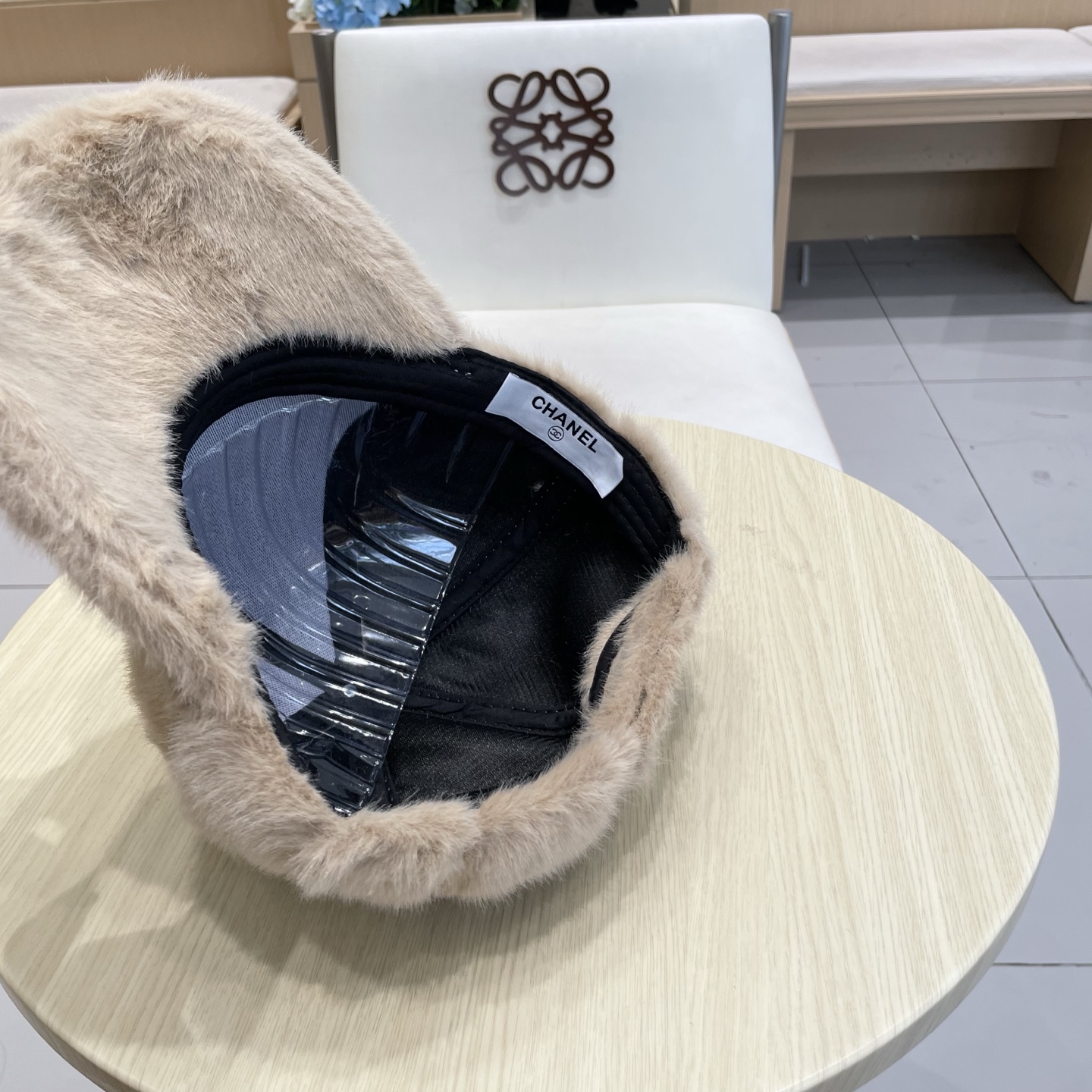  香奈儿CHANEL 新款棒球帽秋冬新款羊毛呢棒球帽
小香风标志 帽型特别好，面料是很赞，
机场街拍必备