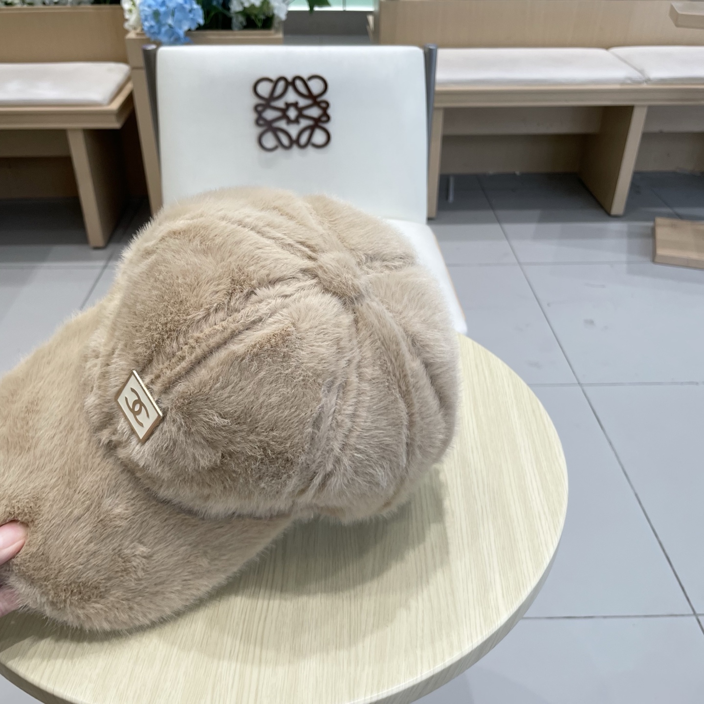  香奈儿CHANEL 新款棒球帽秋冬新款羊毛呢棒球帽
小香风标志 帽型特别好，面料是很赞，
机场街拍必备