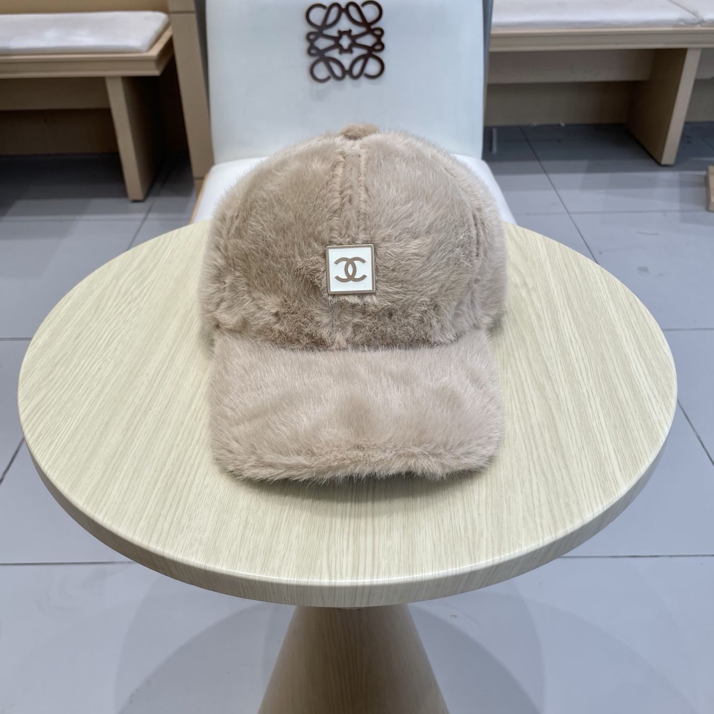  香奈儿CHANEL 新款棒球帽秋冬新款羊毛呢棒球帽
小香风标志 帽型特别好，面料是很赞，
机场街拍必备