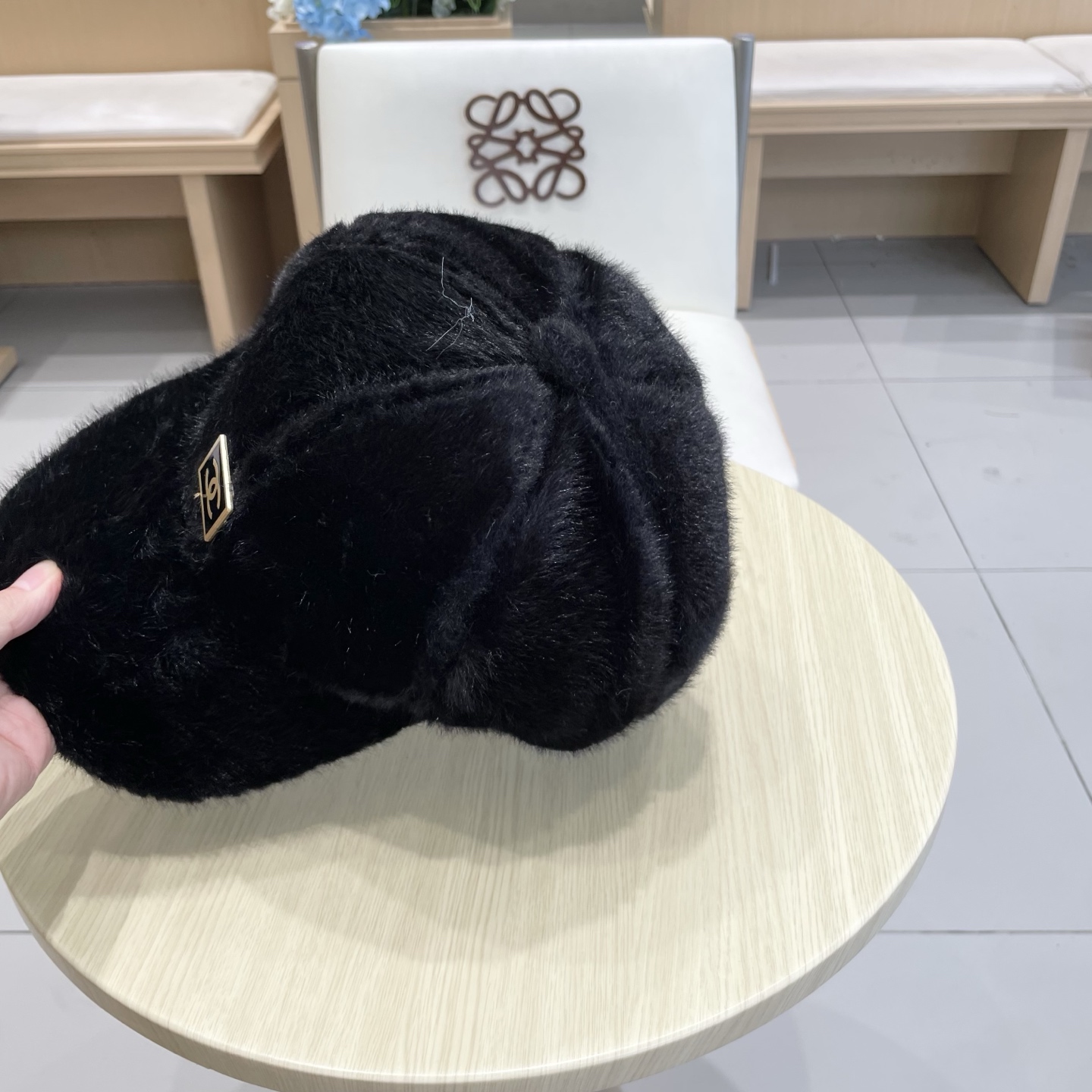  香奈儿CHANEL 新款棒球帽秋冬新款羊毛呢棒球帽
小香风标志 帽型特别好，面料是很赞，
机场街拍必备