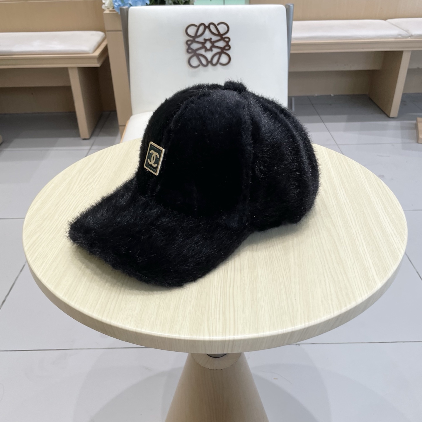  香奈儿CHANEL 新款棒球帽秋冬新款羊毛呢棒球帽
小香风标志 帽型特别好，面料是很赞，
机场街拍必备