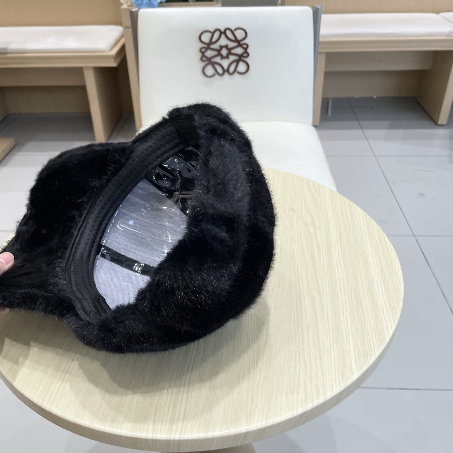  香奈儿CHANEL 新款棒球帽秋冬新款羊毛呢棒球帽
小香风标志 帽型特别好，面料是很赞，
机场街拍必备