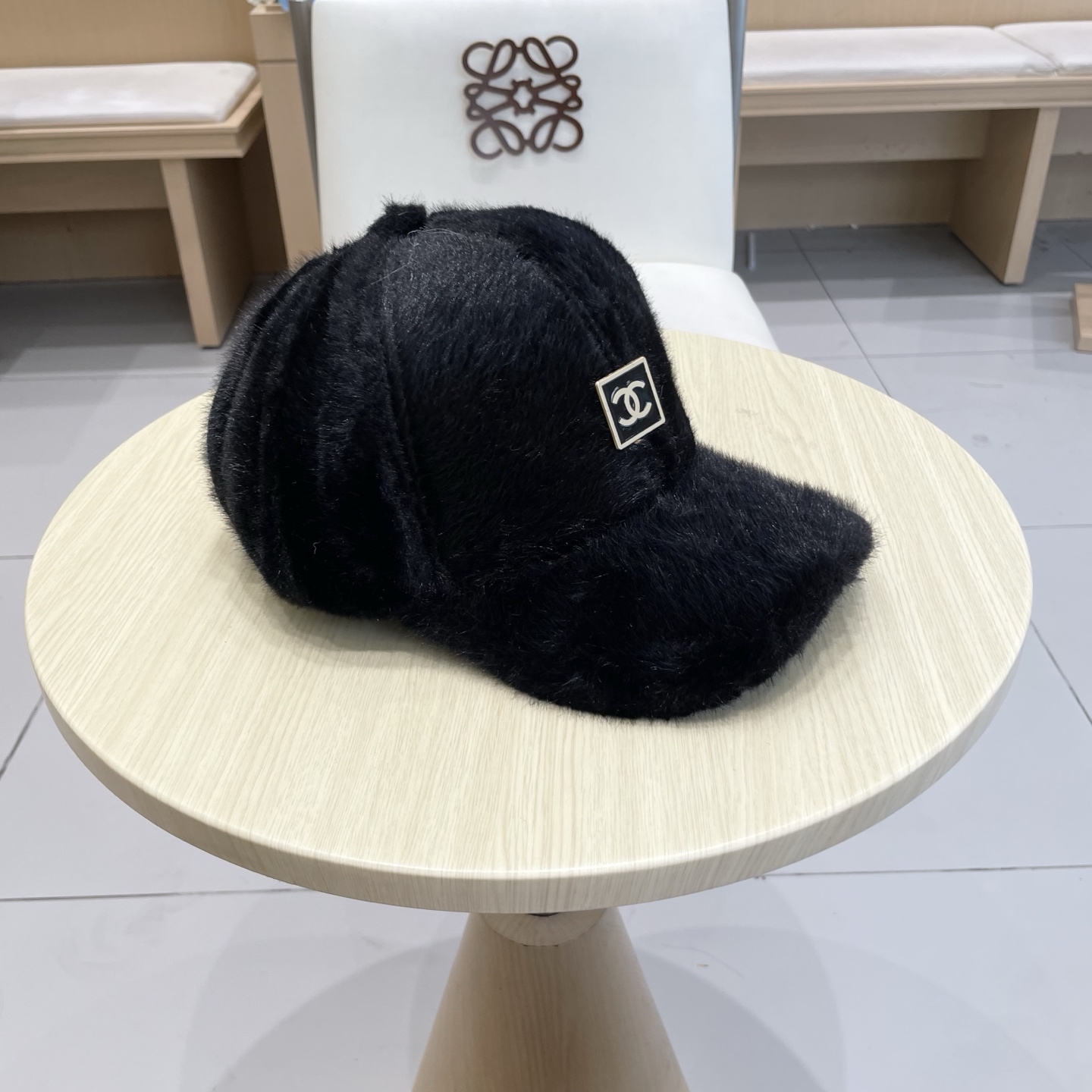  香奈儿CHANEL 新款棒球帽秋冬新款羊毛呢棒球帽
小香风标志 帽型特别好，面料是很赞，
机场街拍必备
