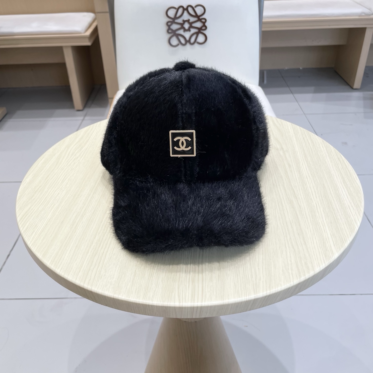  香奈儿CHANEL 新款棒球帽秋冬新款羊毛呢棒球帽
小香风标志 帽型特别好，面料是很赞，
机场街拍必备