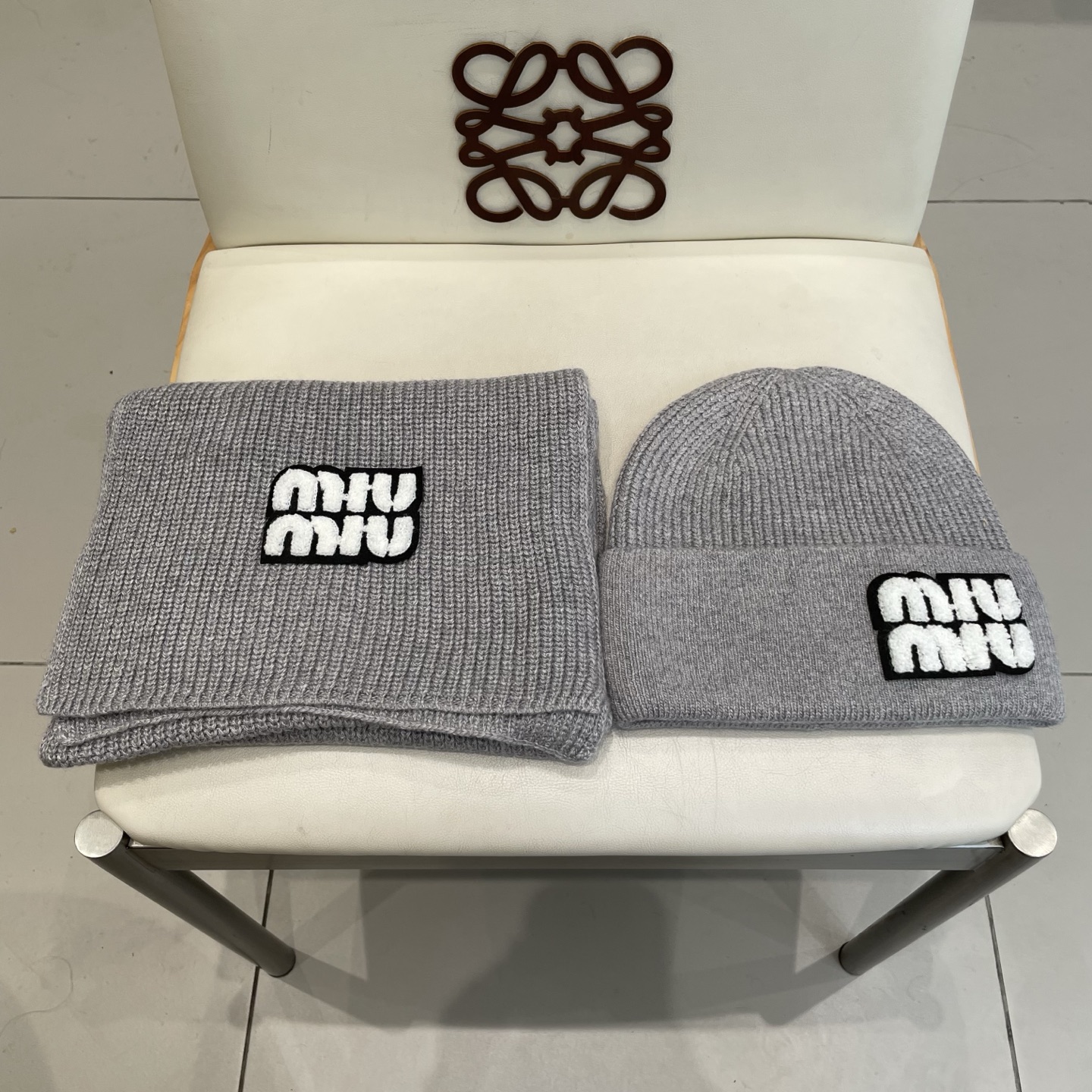 NO:659599,Miumiu Xiaohongshu's popular style, the official website's new classic suit hat!  Hat and scarf!  , 70 wool and 30 rabbit hair, feels great!  It’s warm and super comfortable. This winter, all you need is a hat set like this. It’s warm and fashionable!  Welcome to choose!! Suit, suit, miumiu, hats19860909缪缪miumiu小红书爆款,官网新品经典套装帽子！帽子围巾！,70羊毛30兔毛,手感一级棒！暖暖哒超级舒服～这个冬天你就差这么一套装帽子啦～又保暖又时尚！欢迎选择!!套装,套装,miumiu,hats,accessory