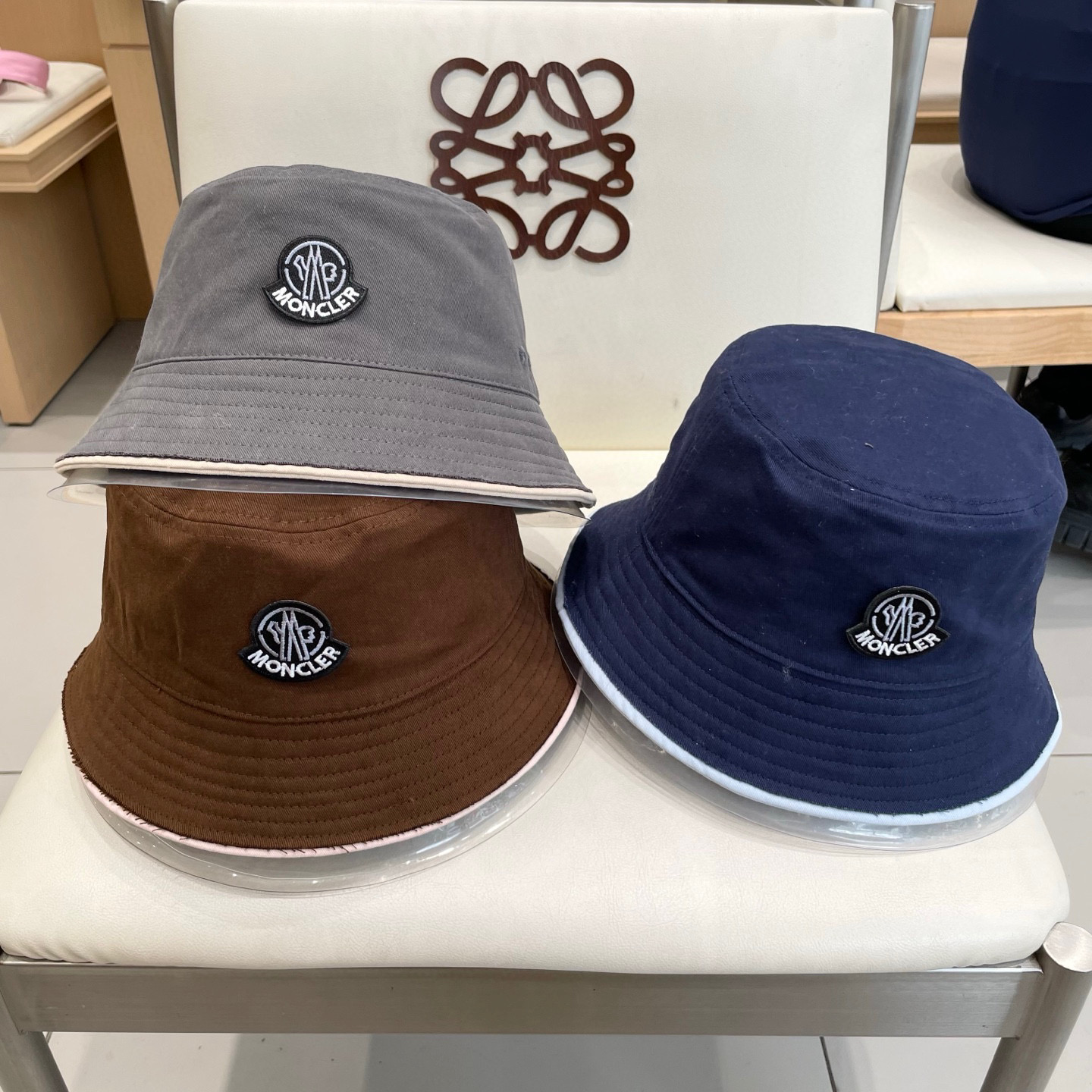 蒙口【MONCELER很火的一款双面佩戴渔夫帽
简约大气 高逼格好物～格调有个性
LOGO  秋款轻盈透