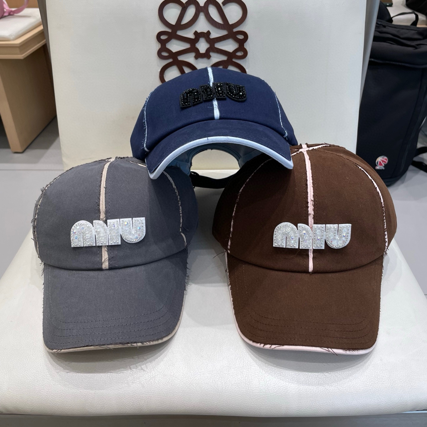  miumiu 上新✓秋款
甜酷十足的棒球帽🧢
扎染工艺设计 很特别‼️
