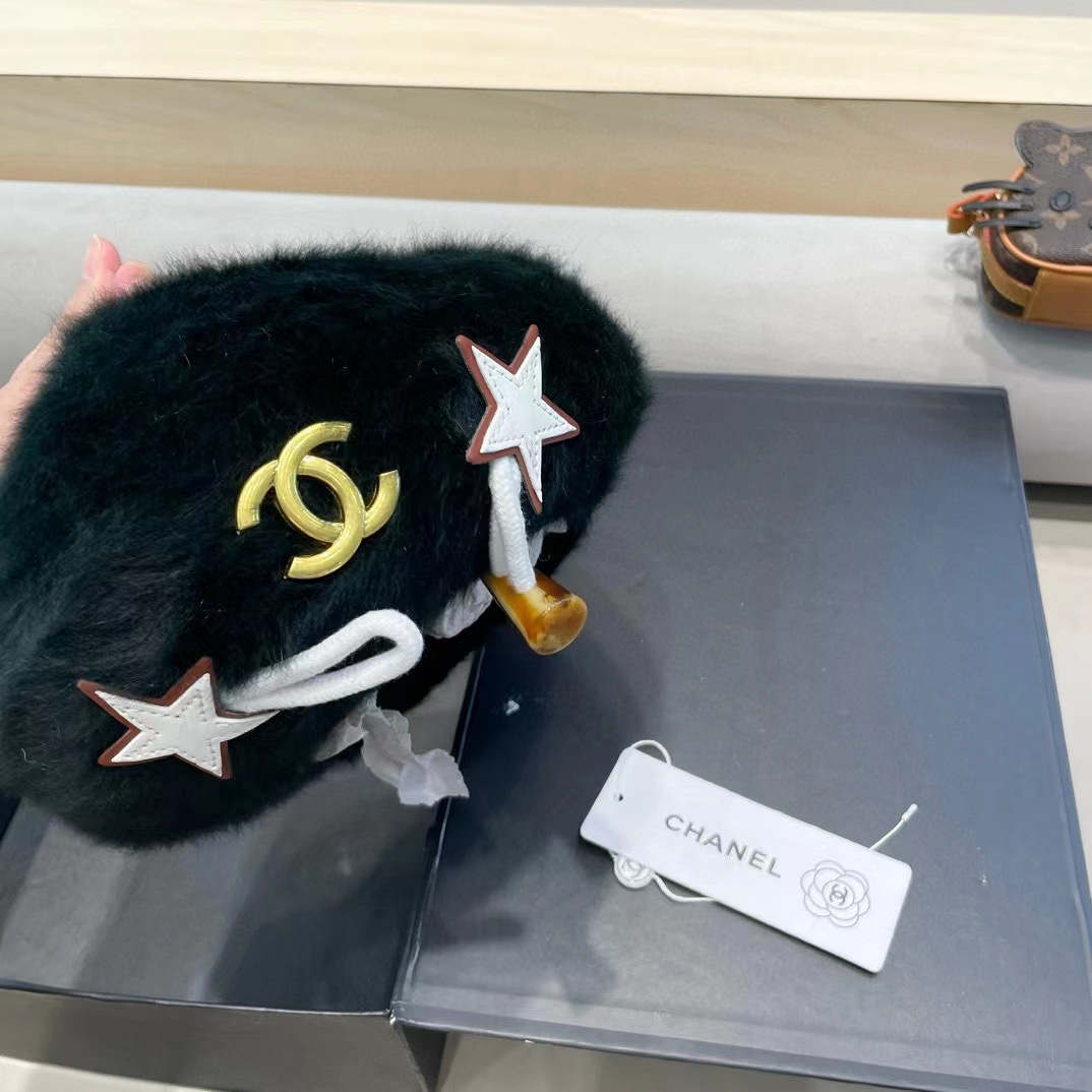  Chanel计师联名款星星牛角扣毛绒兔毛贝雷帽女秋冬画家帽