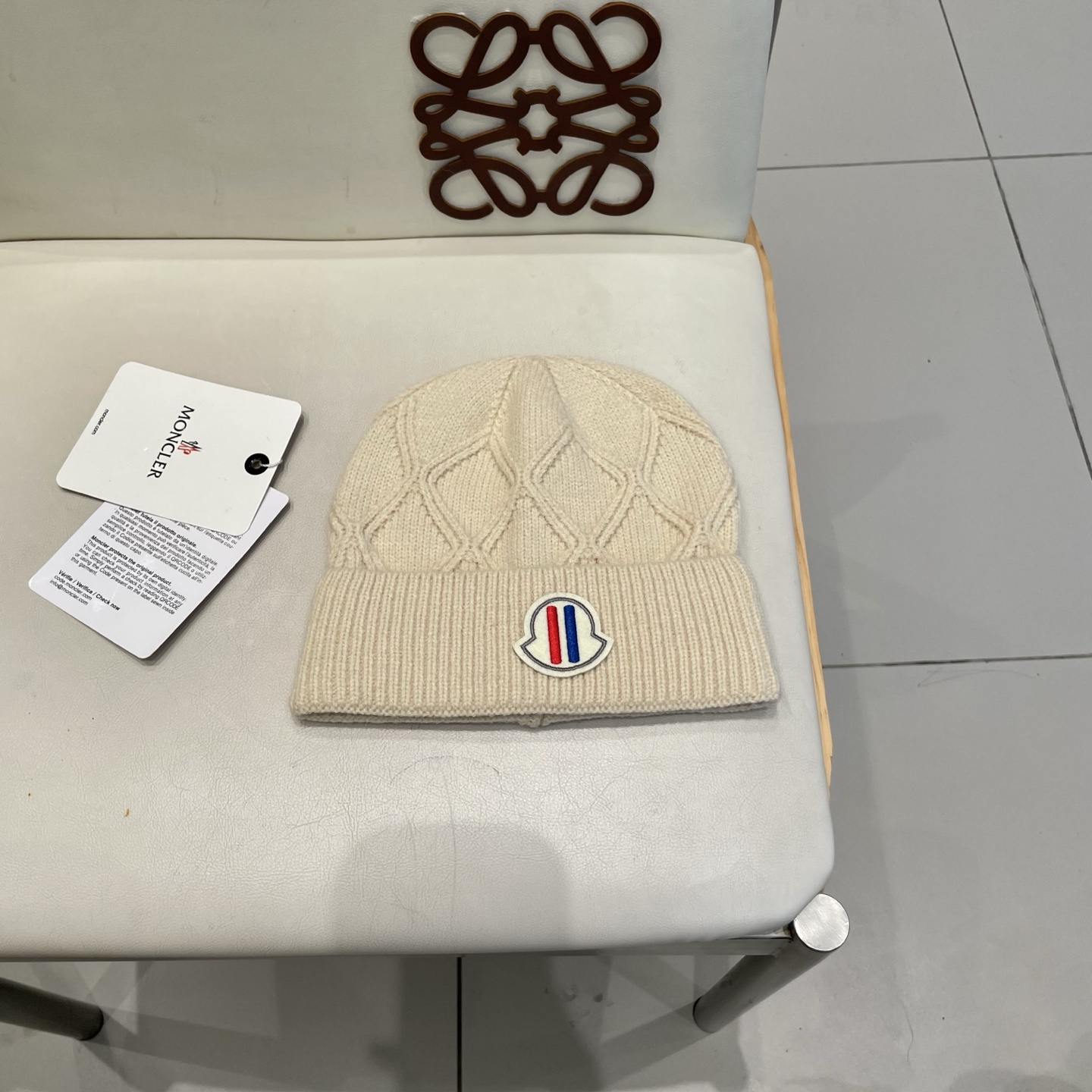 NO:670754,Classic knitted hat from the official website of Moncler, a replica of the original. Very soft and skin-friendly, very elastic and textured, and a very versatile style ~ Warm cashmere woolen hat, one size fits all and elastic ~ Unisex, can be worn by any head size. The quality is very good, I sincerely recommend hats, fisherman hats, baseball caps, knitted hats, hats, Moncler, Moncler, espadrilles, hats19860909蒙口Moncler盟可睐官网经典针织帽,原单复刻.非常柔软亲肤,弹性很好有质感又非常百搭的款式~保暖的 羊绒毛线帽,均码有弹性~男女通用,任何头围都可以佩戴.质量超好真心推荐帽子渔夫帽棒球帽针织帽,帽子,Moncler,Moncler,espadrilles,hats,hat
