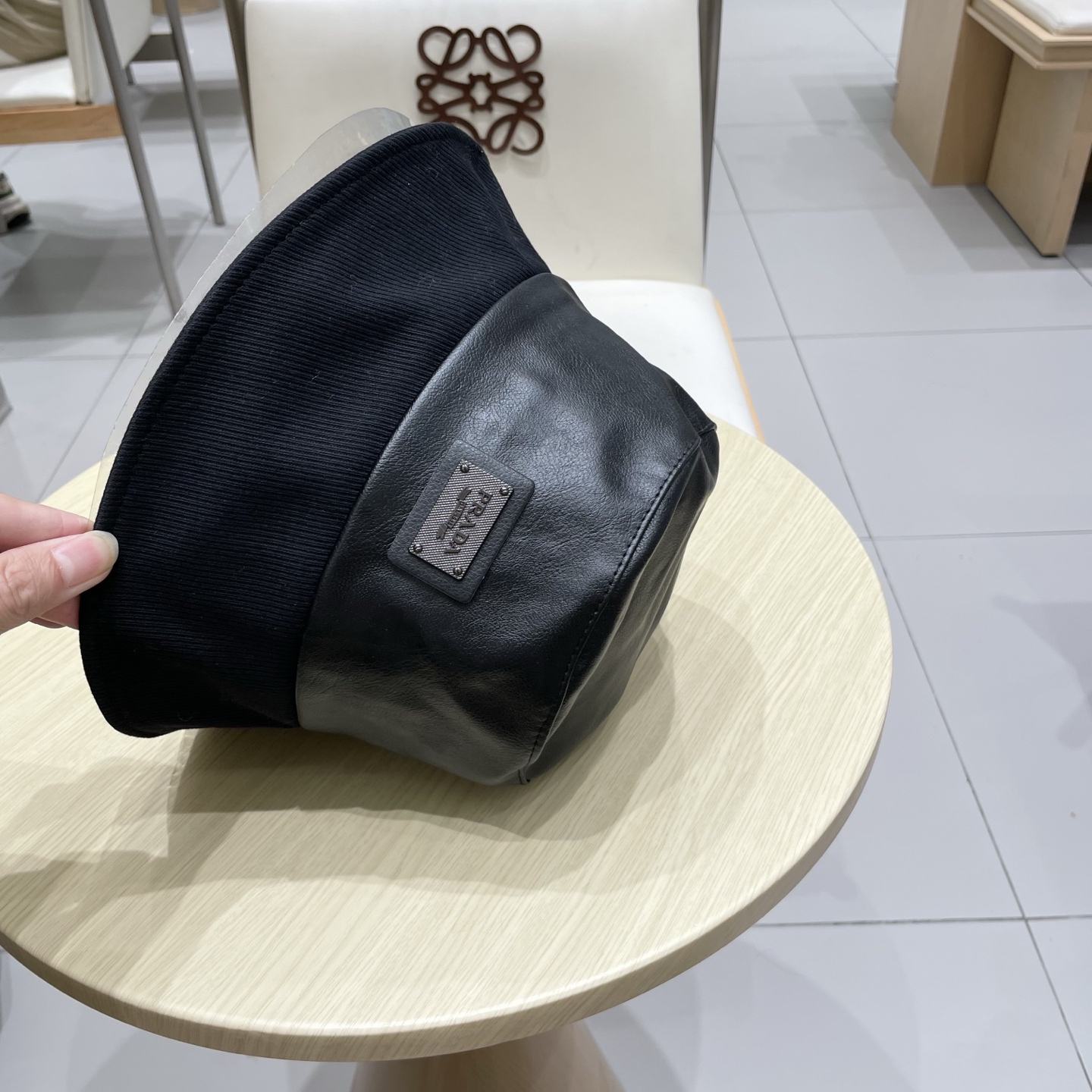  Prada普拉达小众皮质拼色气质盆帽显脸小渔夫帽时尚水桶帽遮阳帽女